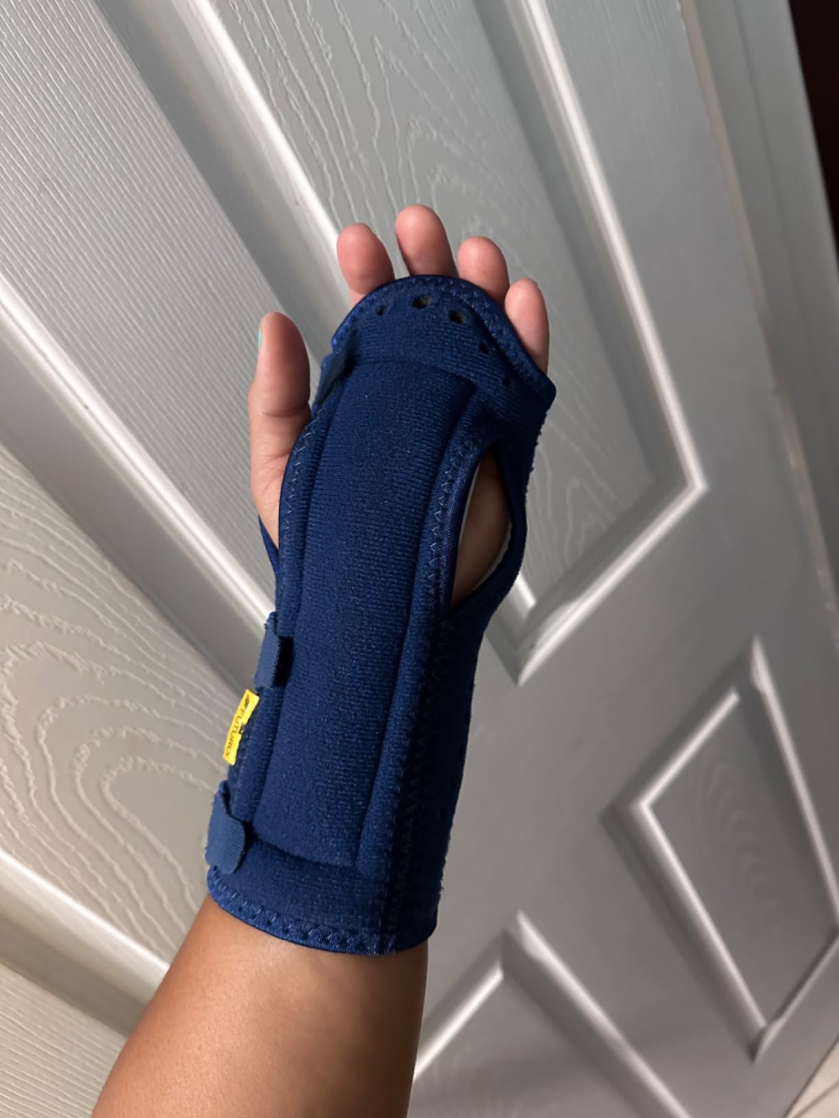 FUTURO Night Wrist Support, Left or Right, Adjustable, Helps Provide Nighttime Relief of Carpel Tunnel Symptoms, Made of Breathable Material, Easy-to-Use Sleeve Design, One Size Fits Most (48462ENR) customer photo 1