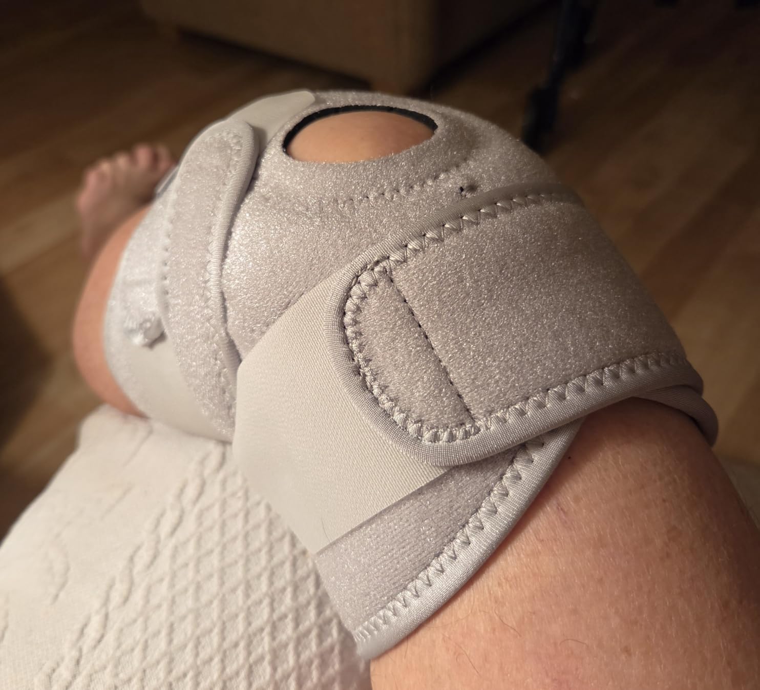 Bracoo Knee Support Brace for Men Women, Adjustable Compression Sleeve Wrap Patellar Pad Tendon - Arthritis Pain, meniscus tear, Injury Recovery, Running, Workout, KS10 customer photo 1