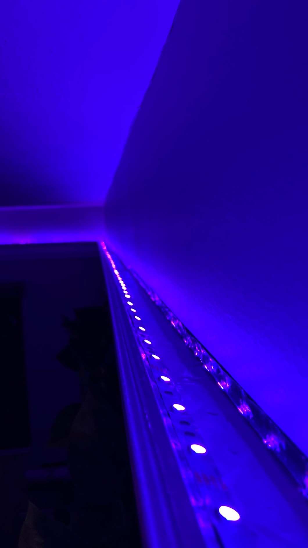 Creative Crown Bennett LED Foam Molding Kit, 48 Ft 3.5in, Precut Corners | Built-in LED channel. 4 inside, 1 outside corners included. No nailing, sanding, priming, or compound cuts. 6 styles customer photo 2