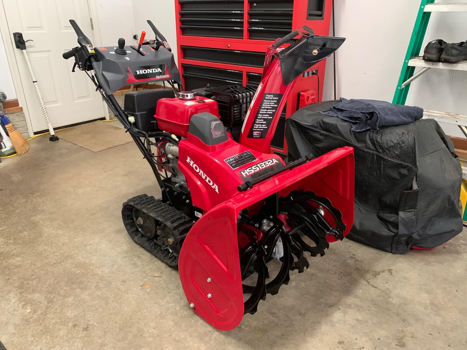 Honda HSS1332 31.9-Inch Two Stage Snow Blower with Electric Start and Track Drive, Self-Propelled (HSS1332AATD) customer photo 1