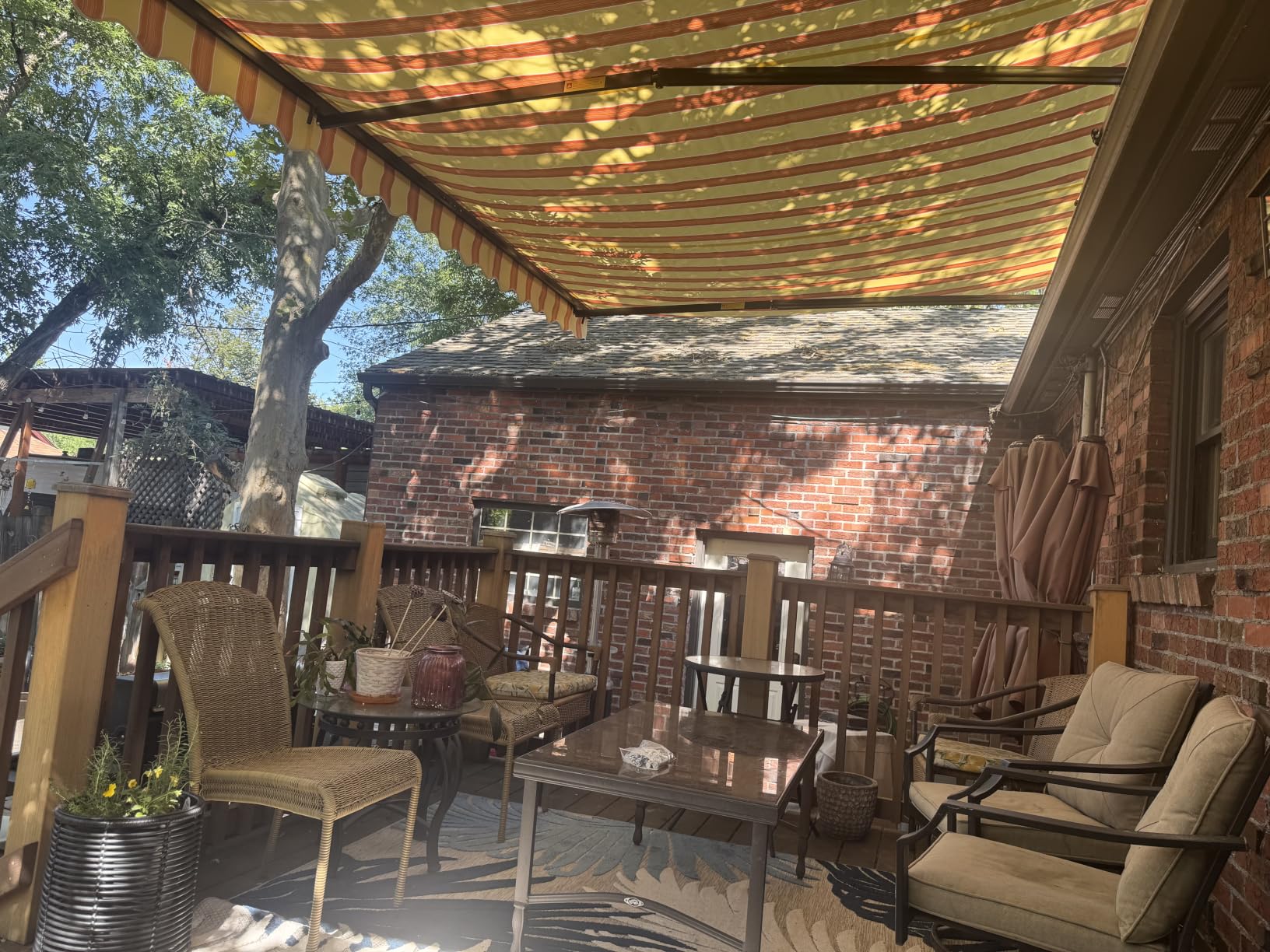 ALEKO Motorized Patio Awning 20x10 feet Electric Black Frame Awning, Remote Control Motorized & Manual Crank, Outdoor Shade Canopy with UV-Resistant Fabric - Caribbean Style Charcoal Gray customer photo 2