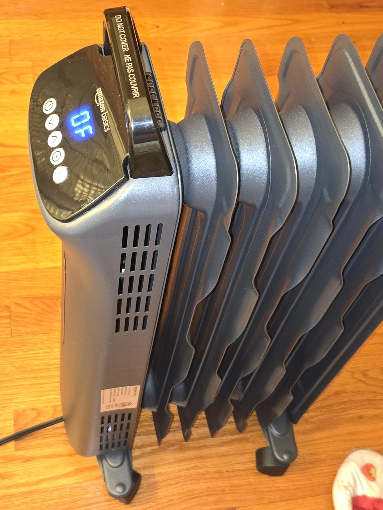 Amazon Basics Portable Oil Space Heater with Remote Control, 7 Oil-Filled Fins, 1500W, Black customer photo 1