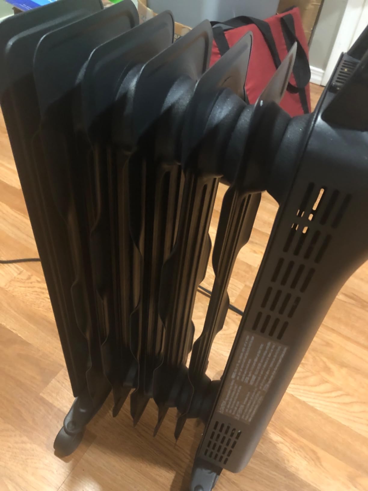 Amazon Basics Portable Oil Space Heater with Remote Control, 7 Oil-Filled Fins, 1500W, Black customer photo 2