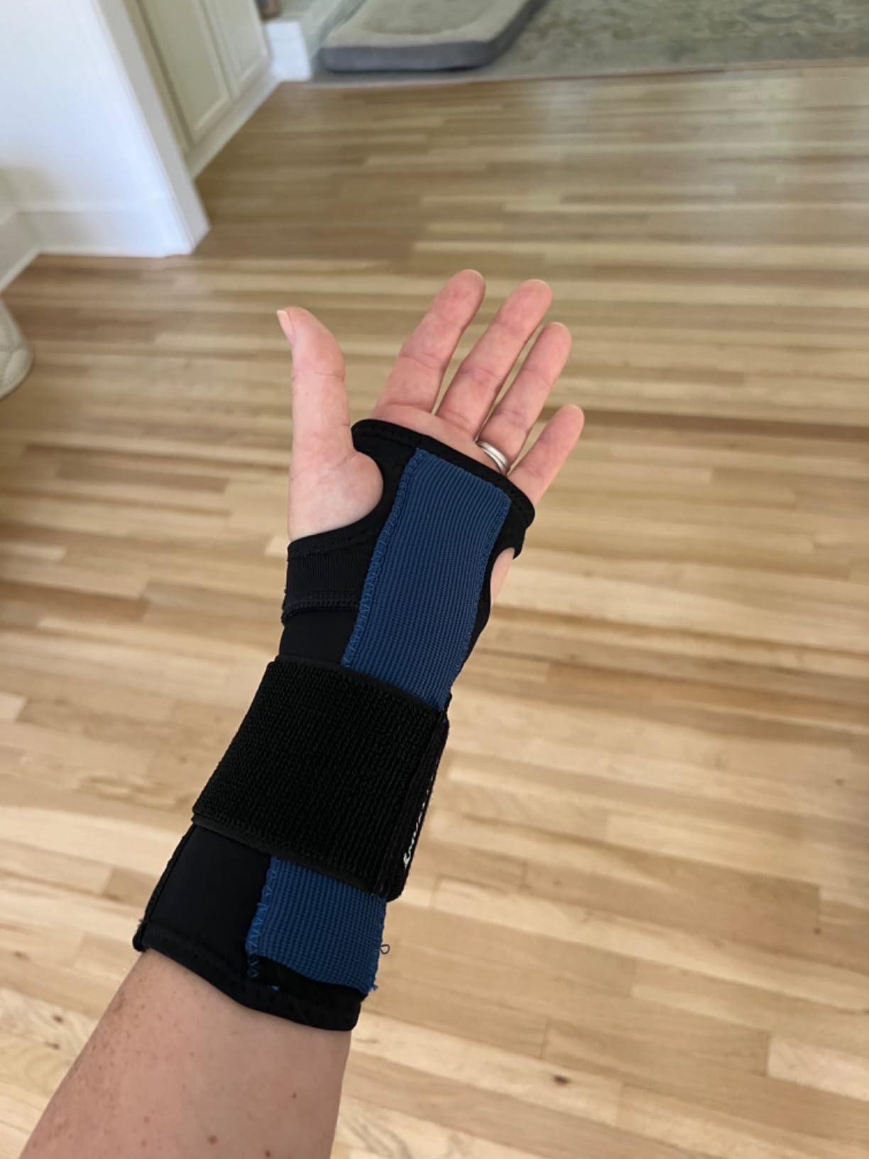 Mueller Sports Medicine X-Stay Wrist Stabilizer, Wrist Pain Relief Support for Men and Women, Ideal for Carpal Tunnel, Tendinitis, Arthritis customer photo 1