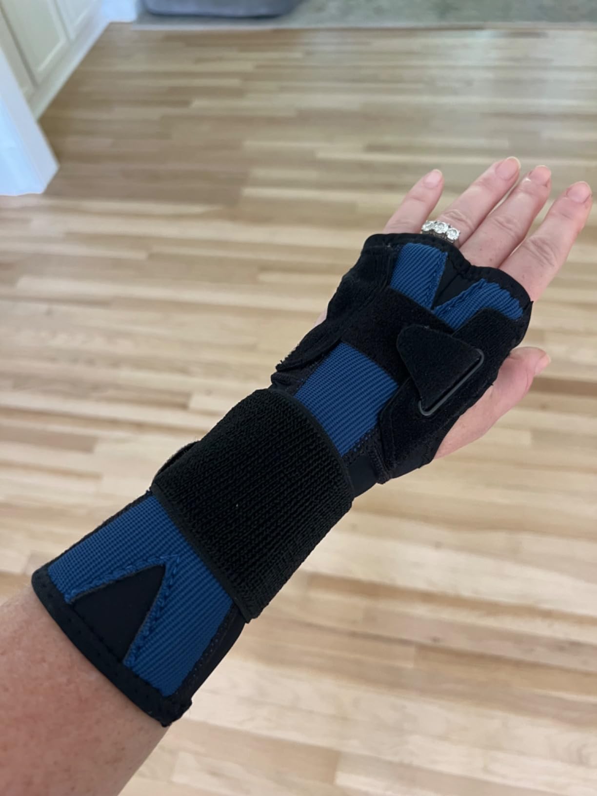 Mueller Sports Medicine X-Stay Wrist Stabilizer, Wrist Pain Relief Support for Men and Women, Ideal for Carpal Tunnel, Tendinitis, Arthritis customer photo 2