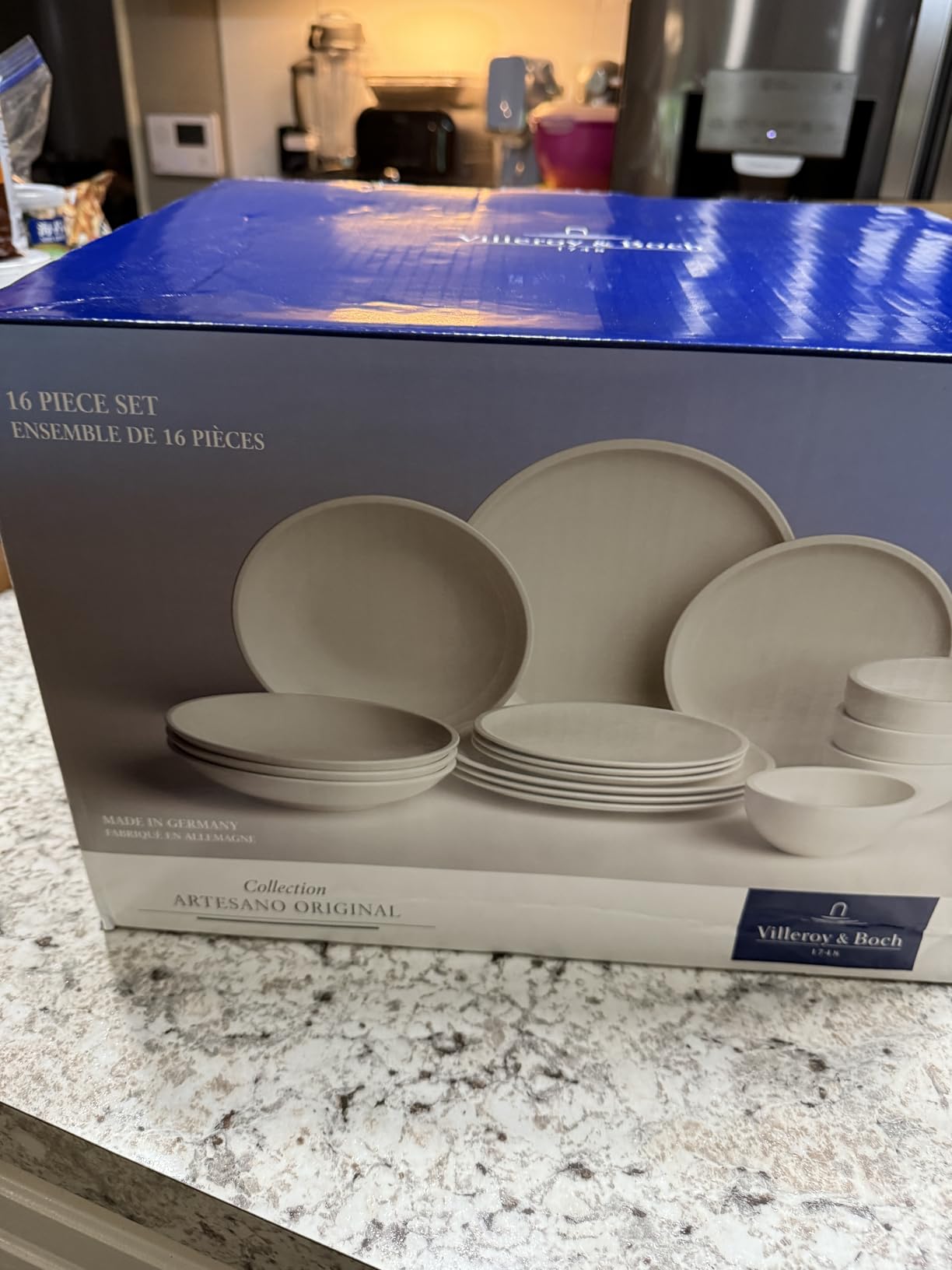 Villeroy & Boch Artesano Original 16-Piece Dinnerware Set, Service for 4, Dinner and Salad Plates, Pasta and Rice Bowls, Premium Porcelain, Made in Germany, Microwave and Dishwasher Safe, Creamy White customer photo 2