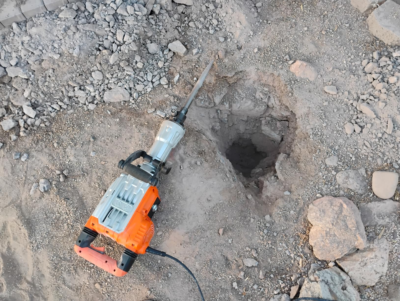 VEVOR Demolition Jack Hammer, 3500W Jack Hammer Concrete Breaker 1900 BPM Heavy Duty Electric Jack Hammer, 2pcs Chisel w/Gloves & 360°C Swiveling Front Handle for Trenching and Breaking Holes customer photo 1