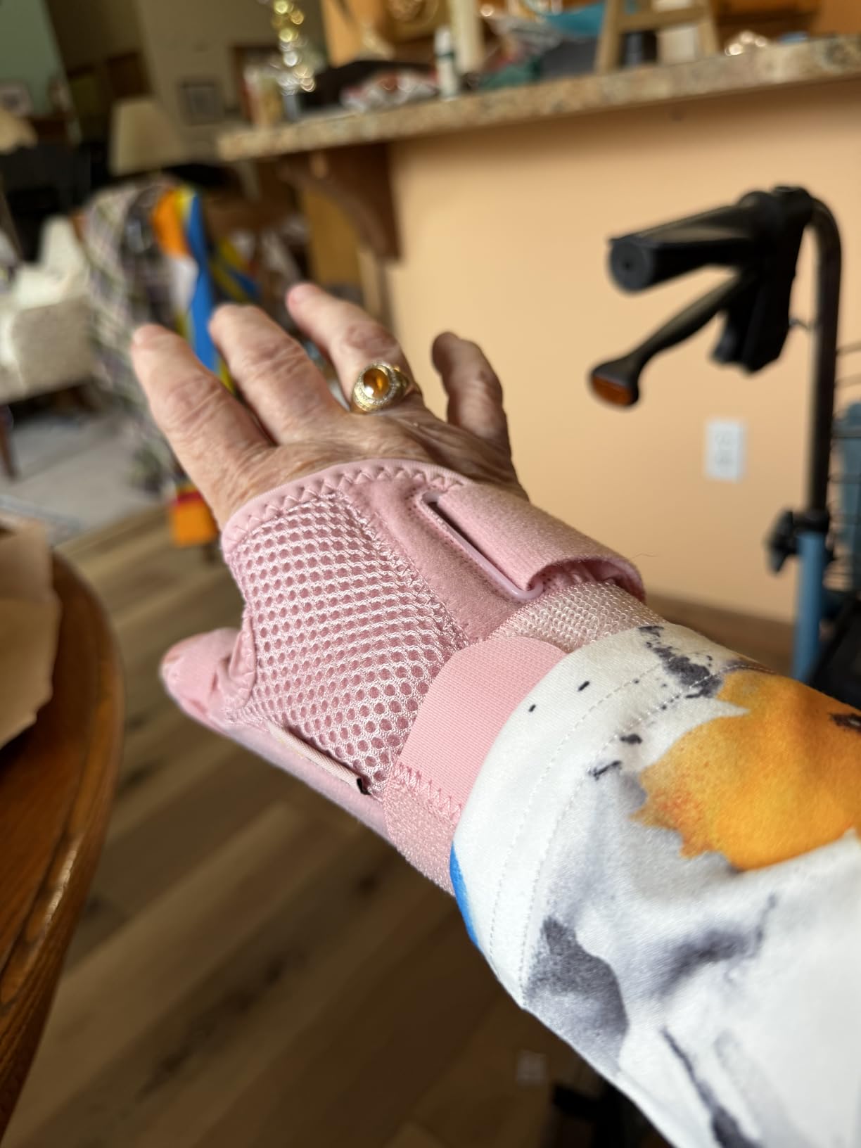 BraceUP Thumb Splint Brace Right Left Hand Women and Men, Spica Splint, CMC Thumb Brace with Thumb Support, for Arthritis, Tendonitis, Carpal Tunnel Pain Relief and Thumb Sprain (Pink) customer photo 1