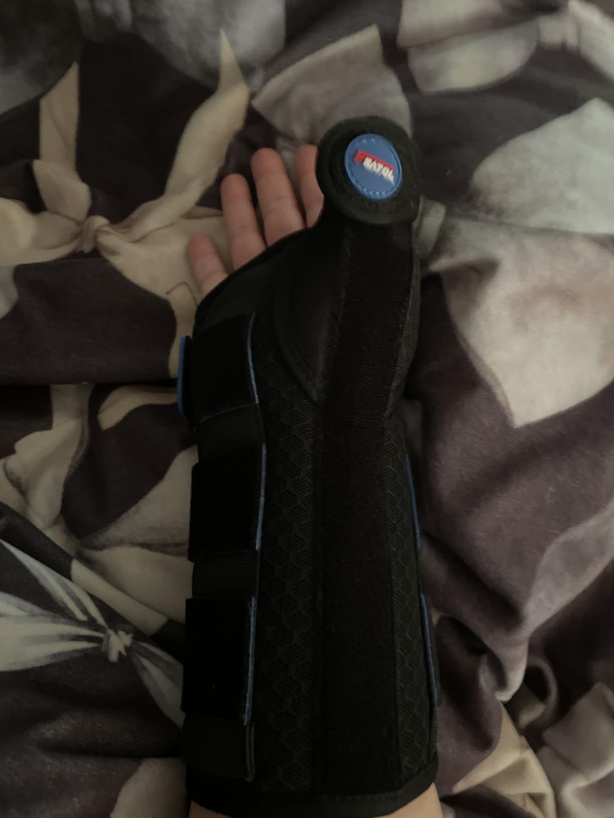 FEATOL Carpal Tunnel Wrist Brace Night Support, Thumb Spica Splint Right Hand for De Quervains Tenosynovitis, Tendonitis, Thumb Brace for Women Men, Black Blue, Medium/Large customer photo 1