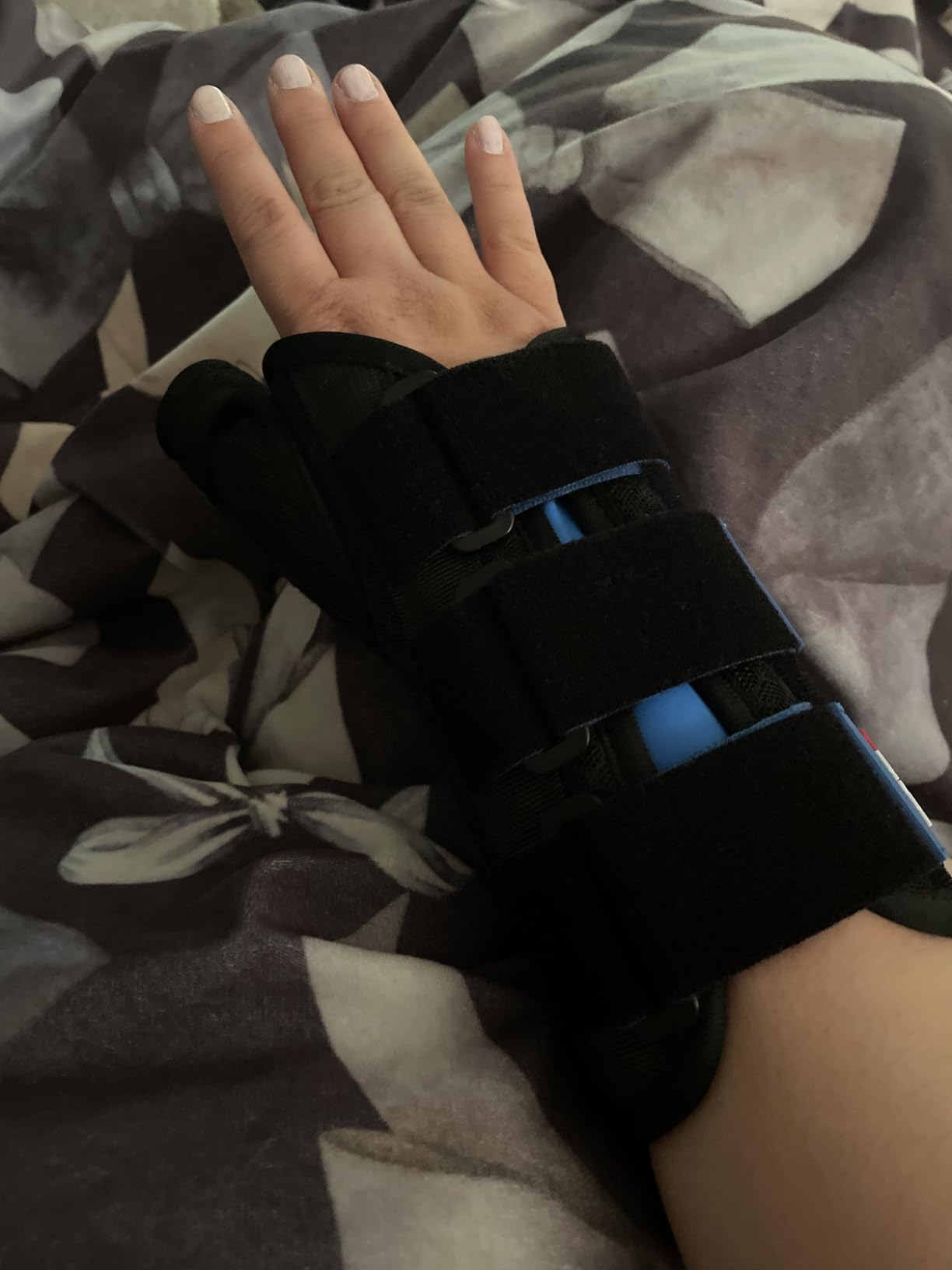 FEATOL Carpal Tunnel Wrist Brace Night Support, Thumb Spica Splint Right Hand for De Quervains Tenosynovitis, Tendonitis, Thumb Brace for Women Men, Black Blue, Medium/Large customer photo 2