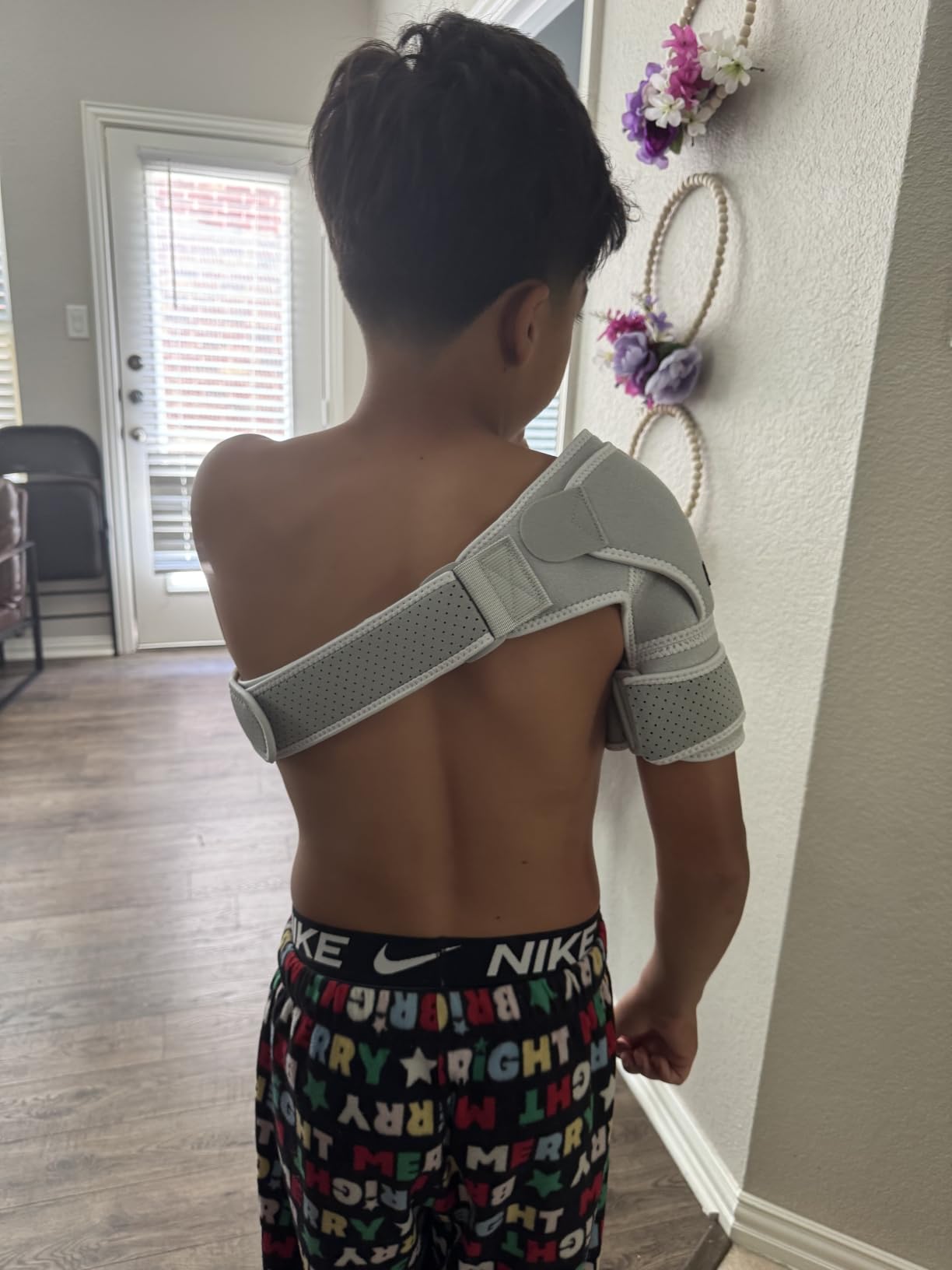 Komoko Shoulder Brace, Rotator Cuff Support Brace and Arm Sling for Pain Relief, Shoulder Compression Sleeve for Preventing Strains and Dislocation, Adjustable Fits Left and Right Arm, Men & Women customer photo 1