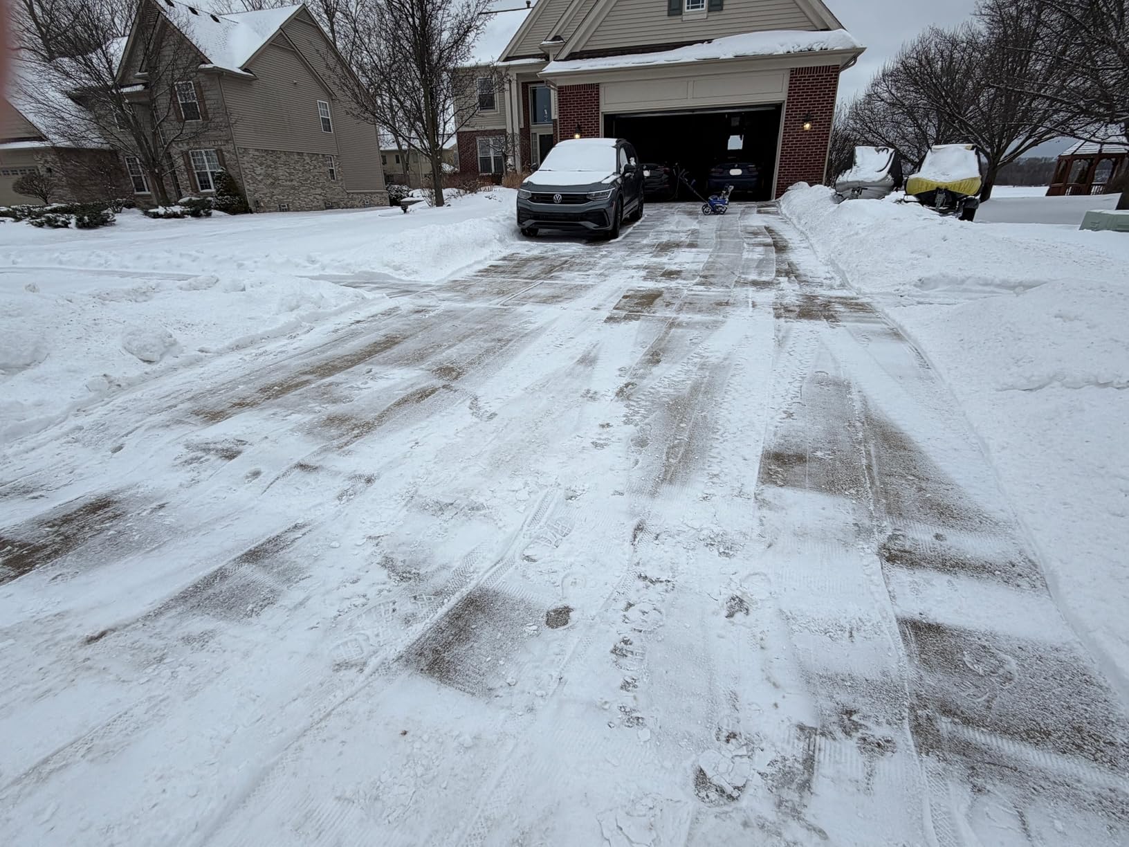 Wild Badger Power 40V 20-Inch Brushless Cordless Electric Snow Blower, 20-in width, 10-in intake and up to 26-ft throw, brushless single-stage power, two 4.0Ah batteries and fast charger. customer photo 2