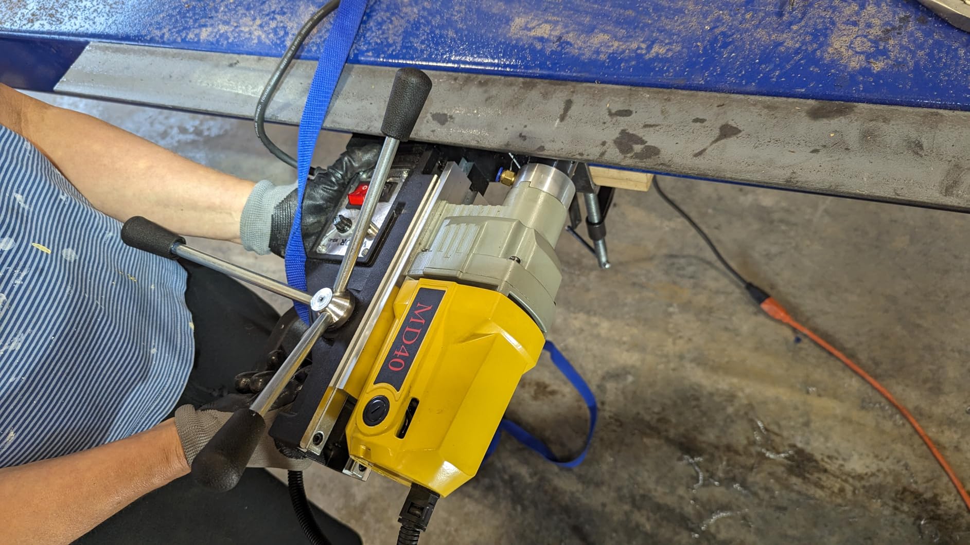 VEVOR Magnetic Drill, 1200W Motor 1.6 in Boring Diameter, 2810 lbf Electric Mag Drill Press, with 2 Coring Bits, Variable Speed, Drilling Machine for Metal Surface, Home Improvement Industry, Yellow customer photo 2