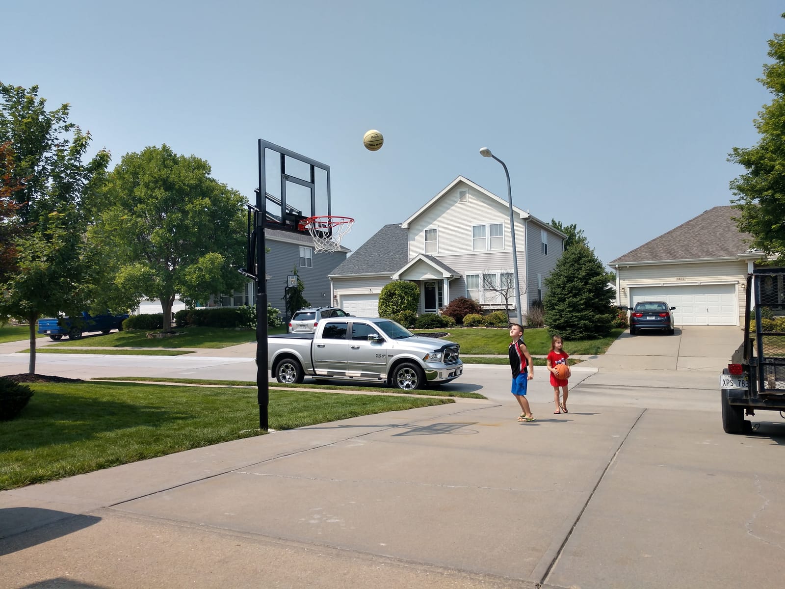 Lifetime 71281 In Ground Power Lift Basketball System, 52 Inch Shatterproof Backboard customer photo 1