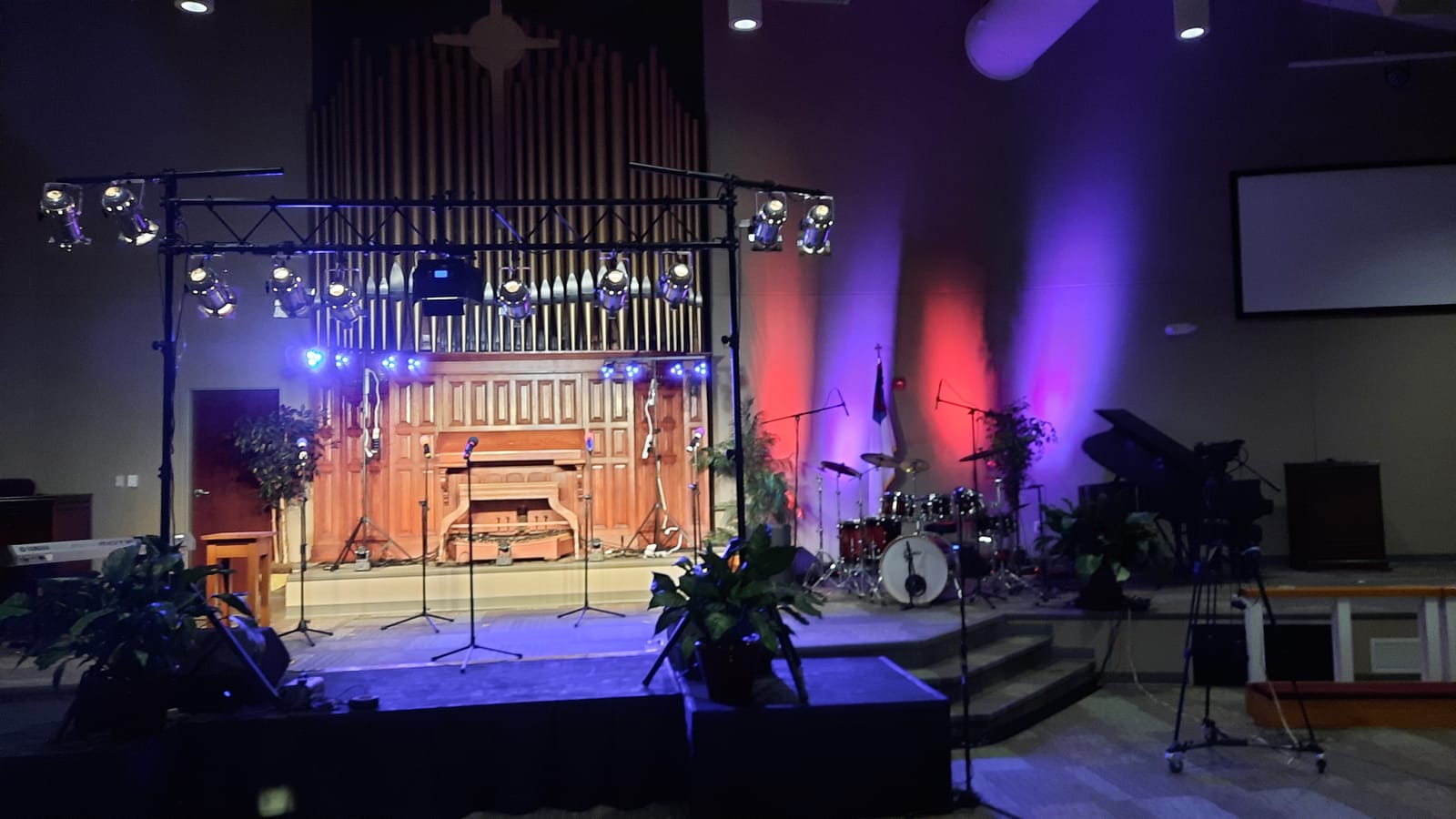 On-Stage LS7730 Lighting Stand with Truss (Folding, Portable PAR Can and LED Light Rig for Theaters, Auditoriums, Concert Halls, Clubs, and Venues, Adjustable Height, Rubber Feet, Metal, Black) customer photo 1