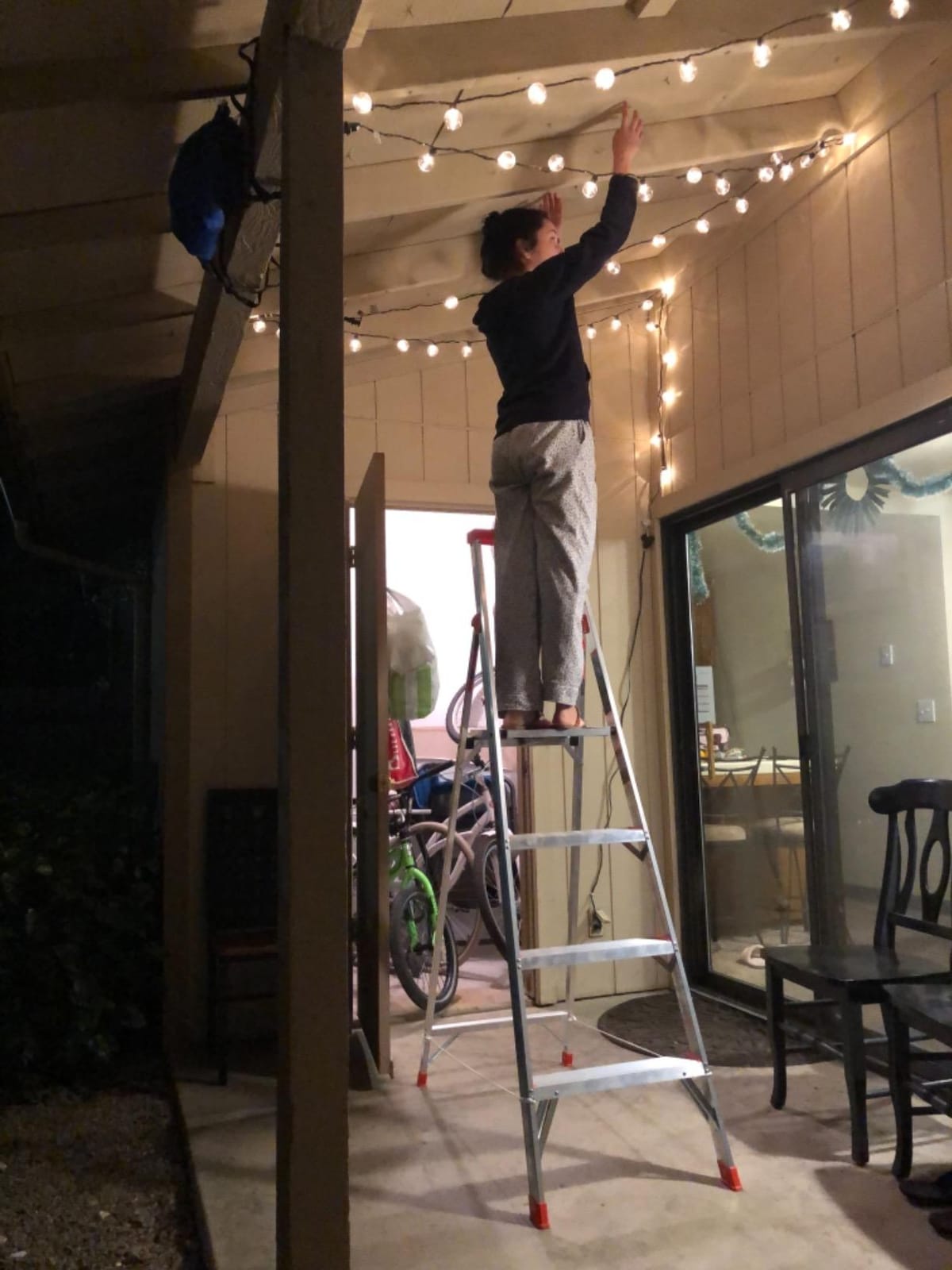 Little Giant Flip-N-Lite 6-ft Aluminum Stepladder, 15270-001 | Ultra Lightweight Ladder, Easy Release Handle, Wide Anti-Slip Steps, Home or Jobsite Use, Type IA 300 lbs. Weight Rated customer photo 2