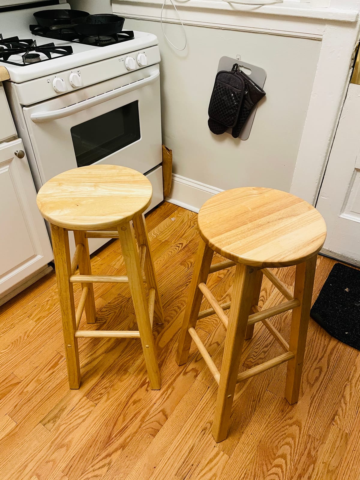 Linon Natural Barstool with Round Seat, 24-Inch customer photo 1