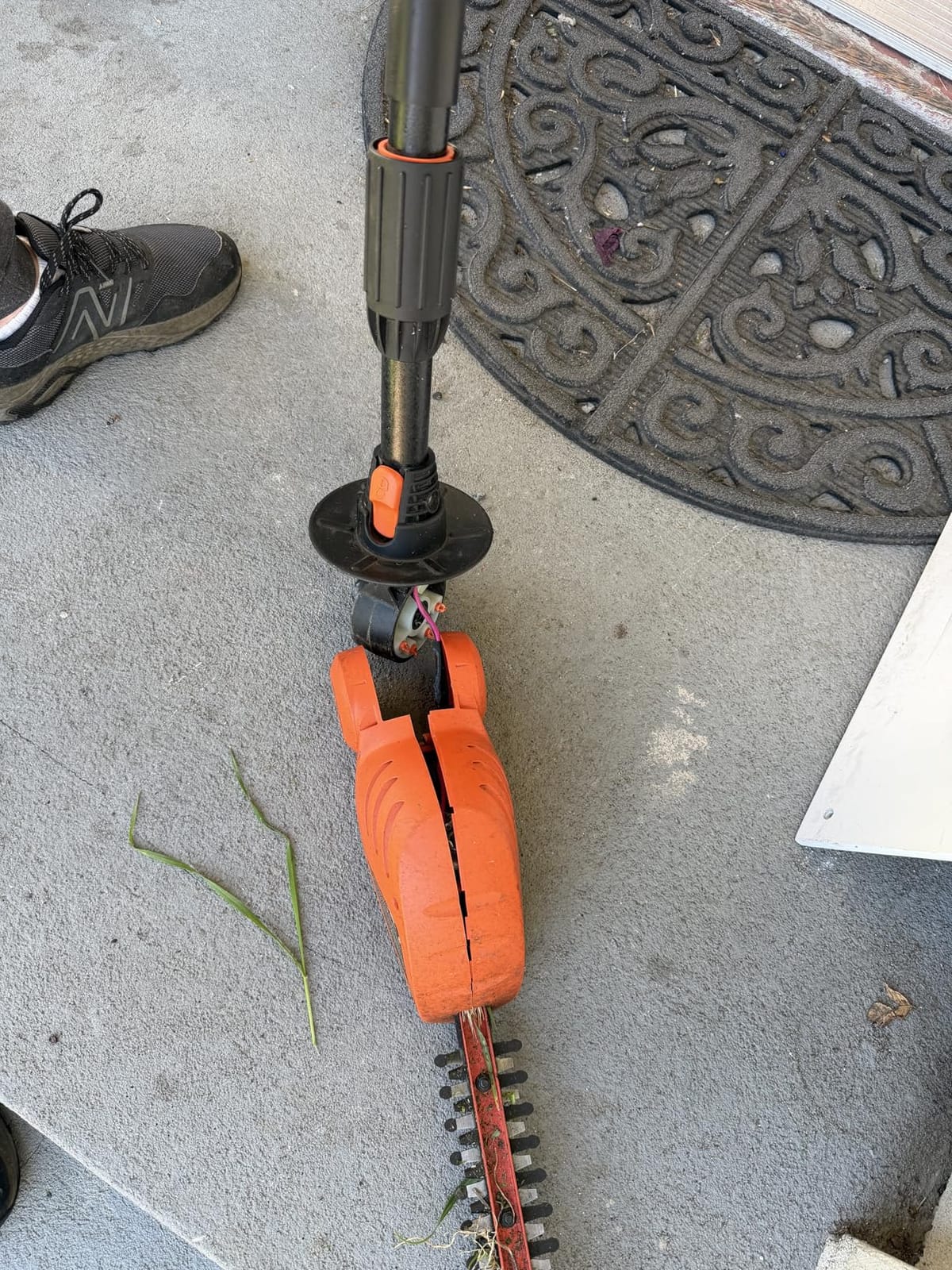 BLACK+DECKER 20V MAX Pole Hedge Trimmer Cordless with Battery and Charger, 18-Inch Dual Action Blade Power Hedge Trimmer, Extended Long Reach Hedger Up to 11 Ft, 180 Degrees Pivoting Head (LPHT120) customer photo 1