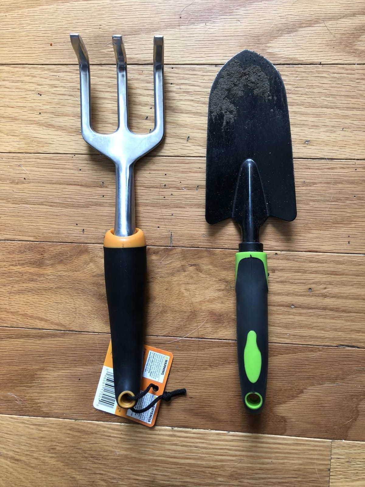 Fiskars Ergo Garden Cultivator, Hand Tool for Digging, Aerating & Weeding | Heavy-Duty Cast Aluminum Tines, Rust Resistant, Ergonomic Handle, Hang Hole Storage, Loosens Soil in Garden Beds & Pots customer photo 1