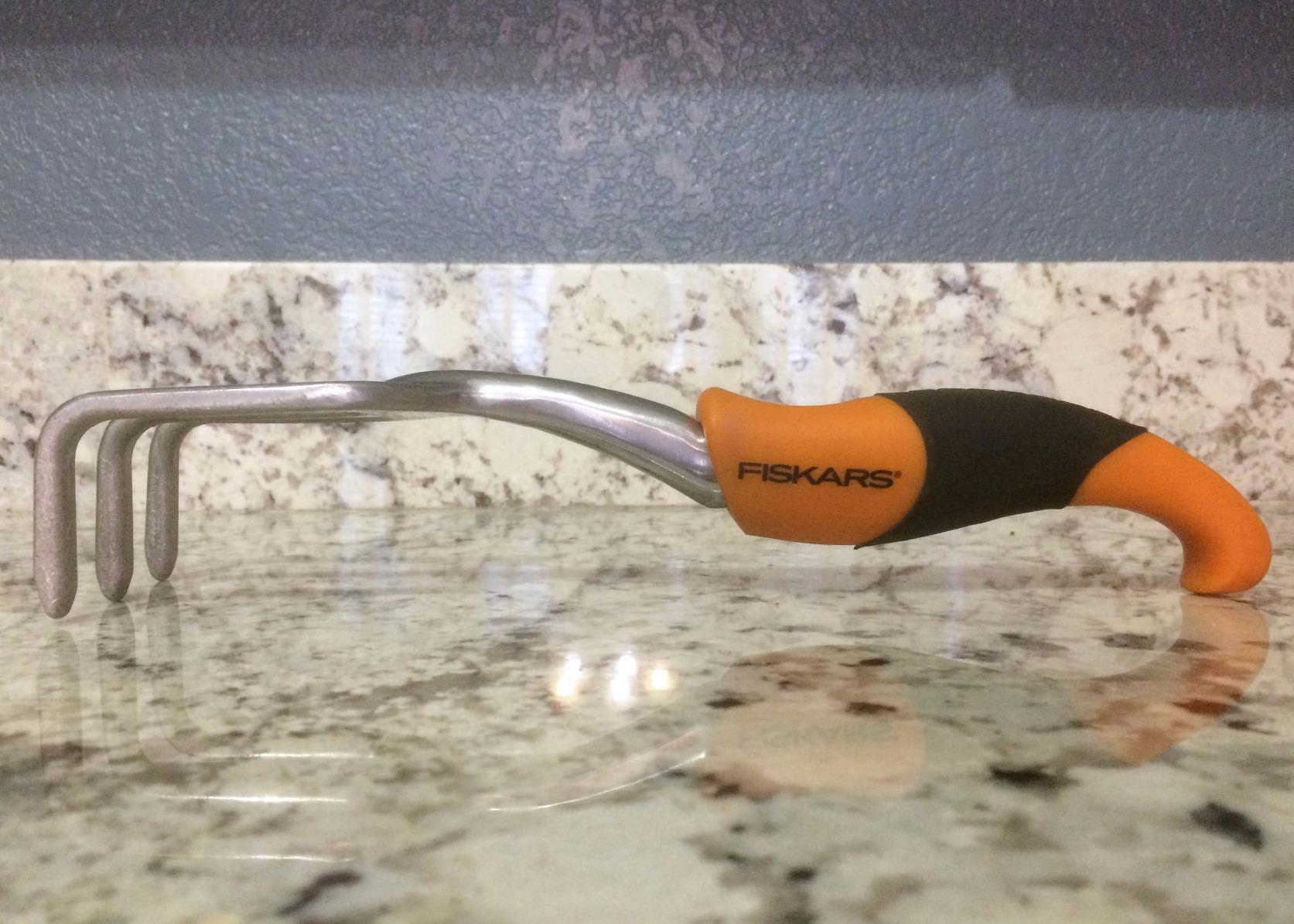 Fiskars Ergo Garden Cultivator, Hand Tool for Digging, Aerating & Weeding | Heavy-Duty Cast Aluminum Tines, Rust Resistant, Ergonomic Handle, Hang Hole Storage, Loosens Soil in Garden Beds & Pots customer photo 2