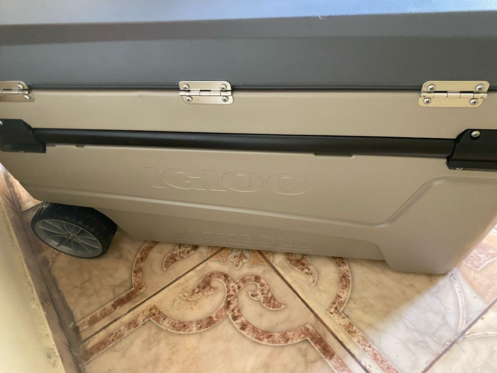 Igloo Maxcold Glide 110Qt Wheeled Cooler | Insulated Hard Shell Ice Chest customer photo 1
