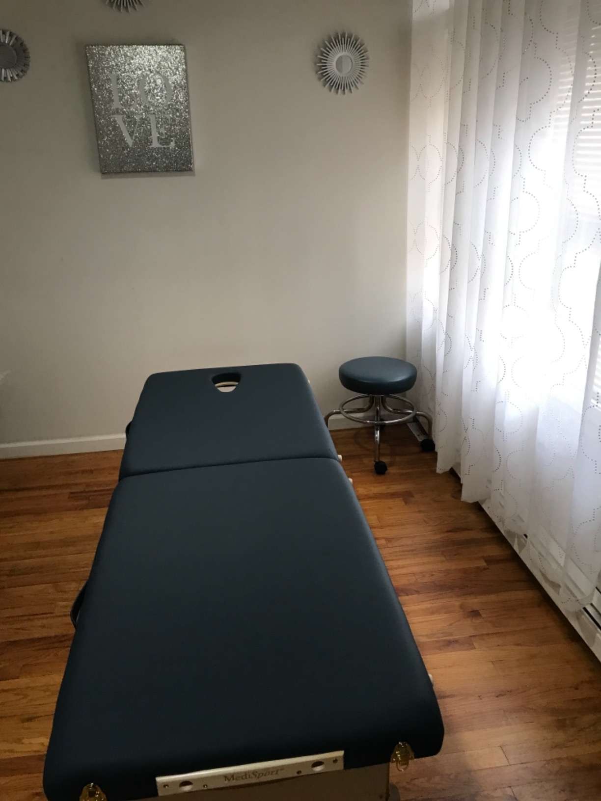 EARTHLITE MediSport Portable Massage Table Package - Heavy Duty, Low Height Range, Ideal for Osteopaths, Chiropractors & Physical Therapists incl. Face Hole, Filler and Carry Case customer photo 1