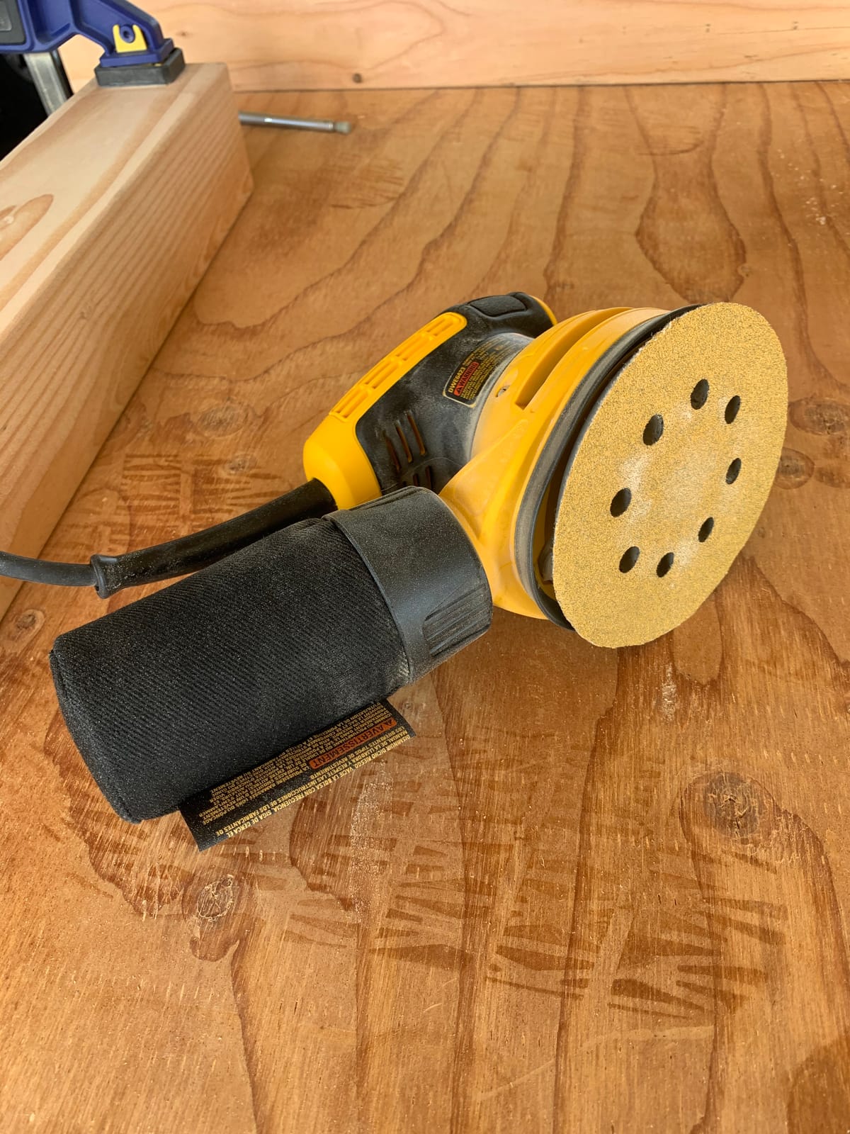 DEWALT Orbital Sander Kit, 5-Inch, Variable Speed (DWE6423K) customer photo 2