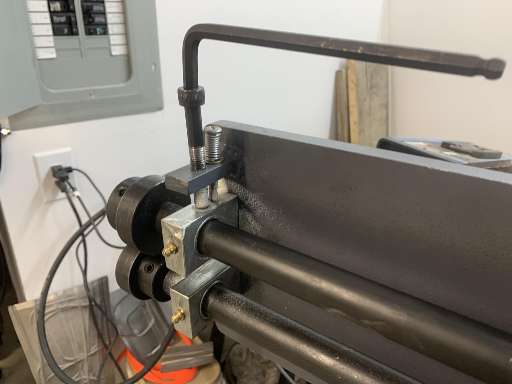 KAKA INDUSTRIAL Sheet Metal Bead Roller with Dies, 7-Inch Throat Depth, 22-Gauge Mild Steel Capacity Sheet Metal Rotary Forming Machine, Adjustability HVAC Tools Fabrication Bead Rolling Machine RM-08 customer photo 2