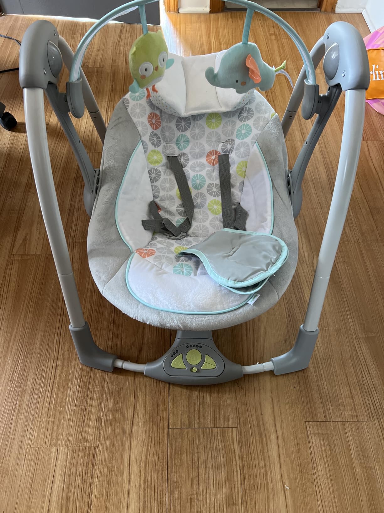 Ingenuity Swing 'n Go 5-Speed Baby Swing - Foldable, Portable, 2 Plush Toys & Sounds, 0-9 Months 6-20 lbs (Hugs & Hoots) customer photo 2