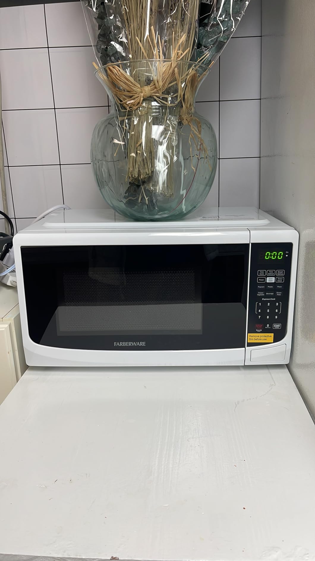 Farberware 0.7 Cu. Ft. Countertop Microwave Oven - 700 Watts Power, Auto Cook Settings, Defrost, Easy Clean and Child Safety Lock - Black customer photo 1
