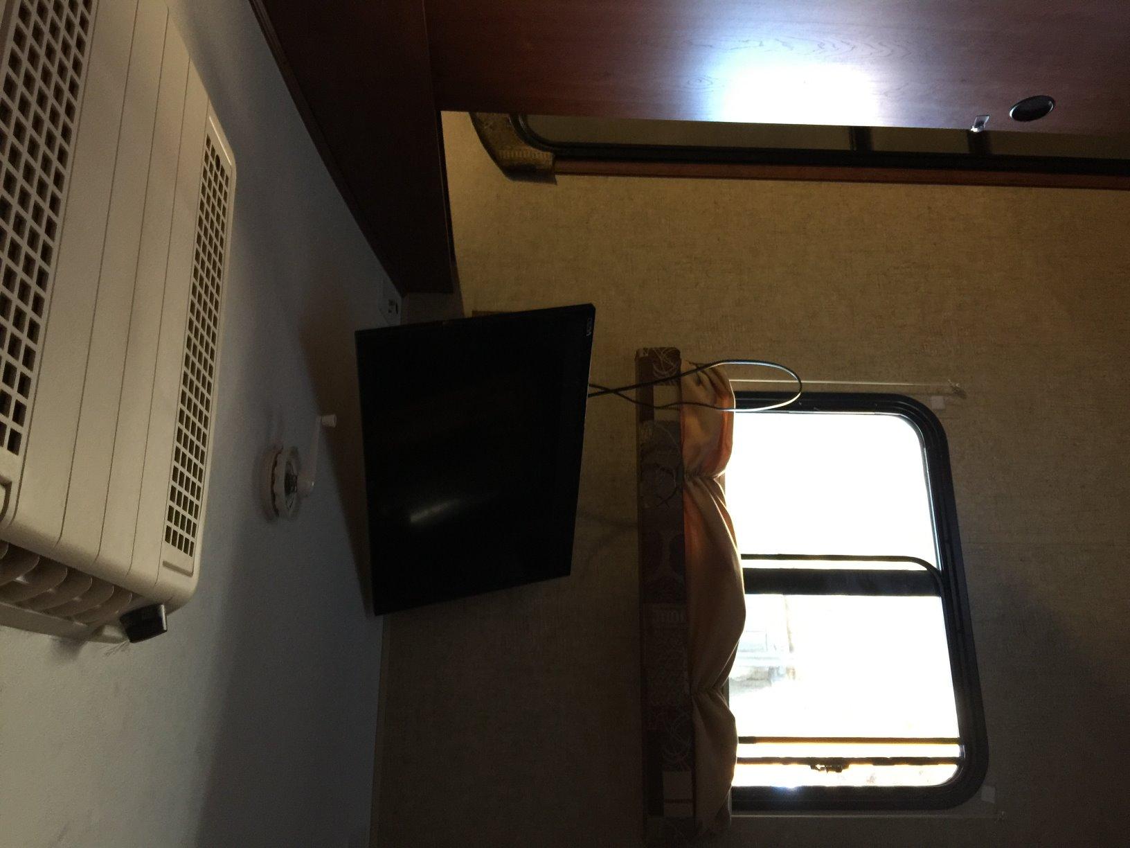Mount-It! Lockable RV TV Mount for Camper, Trailer, Motorhome, Truck & Boat, Full Motion, Quick Release, Rust-Resistant Aluminum, Dual Wall Plates for Indoor & Outdoor, 19-43 TVs, 33 lbs, VESA 200x200 customer photo 2