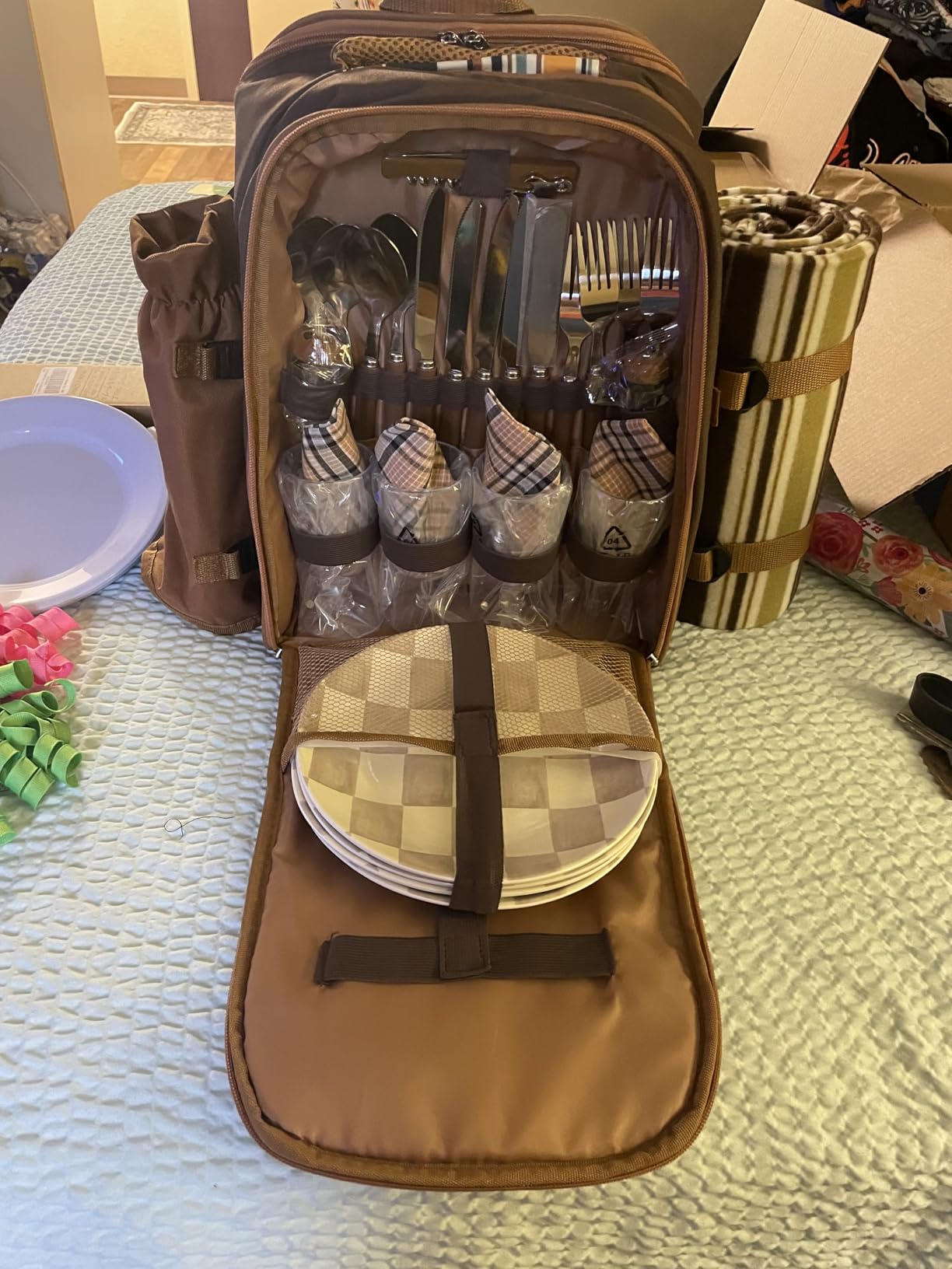 Hap Tim Picnic Backpack Bag for 4 Person with Cooler Compartment, Detachable Bottle/Wine Holder, Fleece Blanket, Plates and Cutlery Set Perfect for Outdoor, Sports, Hiking, Camping, BBQs(Coffee) customer photo 1