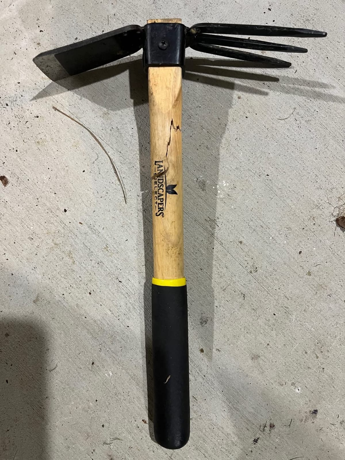 Edward Tools Hoe and Cultivator Hand Tiller - Carbon Steel Blade - Heavy Duty for loosening Soil, Weeding and Digging - Rubber Ergo Grip Handle - Rust Proof customer photo 1