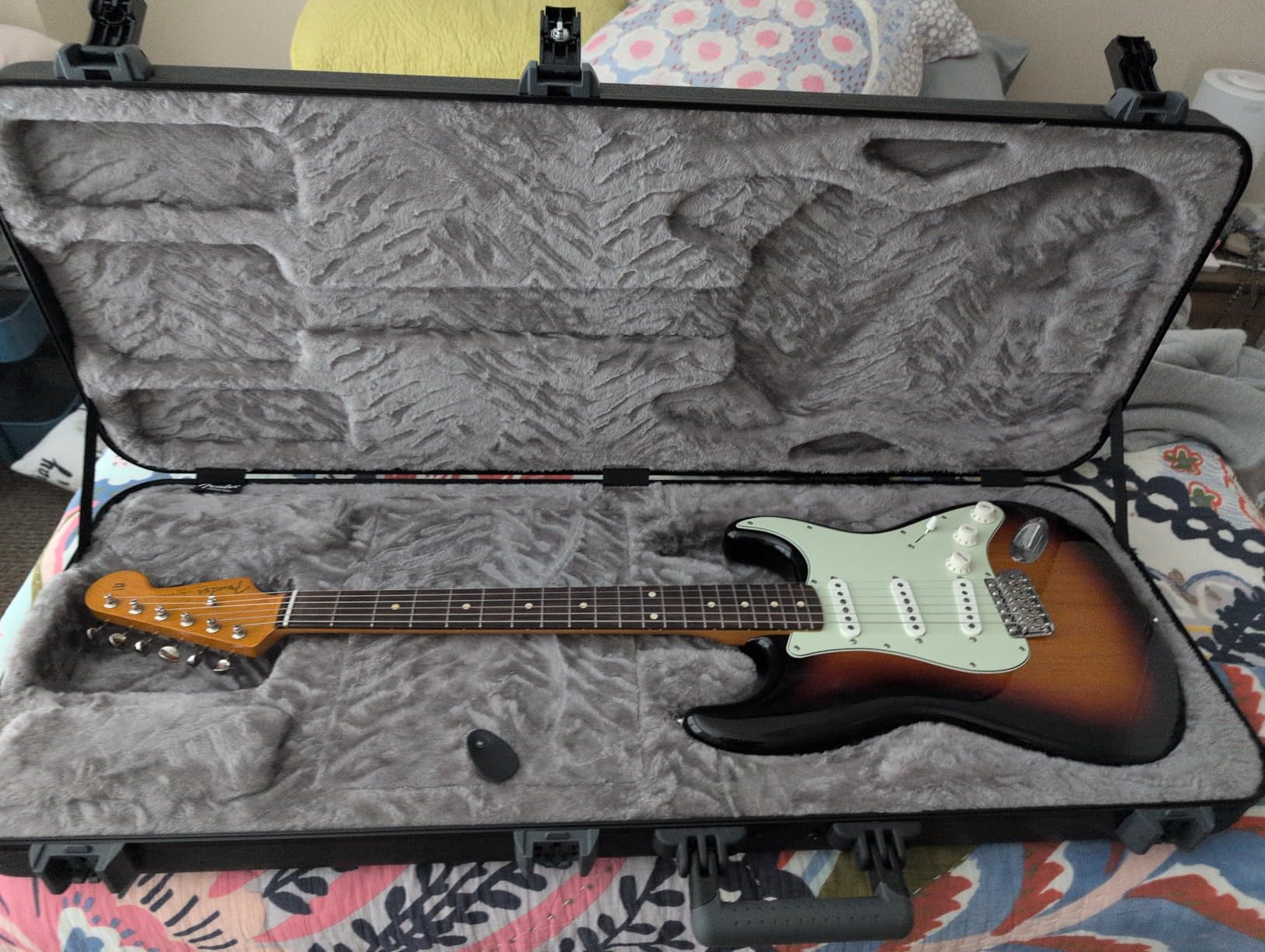 Fender Deluxe Molded Guitar Case for Stratocaster and Telecaster Electric Guitars, Military-Grade ABS Hard Shell with TSA Lock, Custom Foam Interior, Protective Travel Case, Black customer photo 1