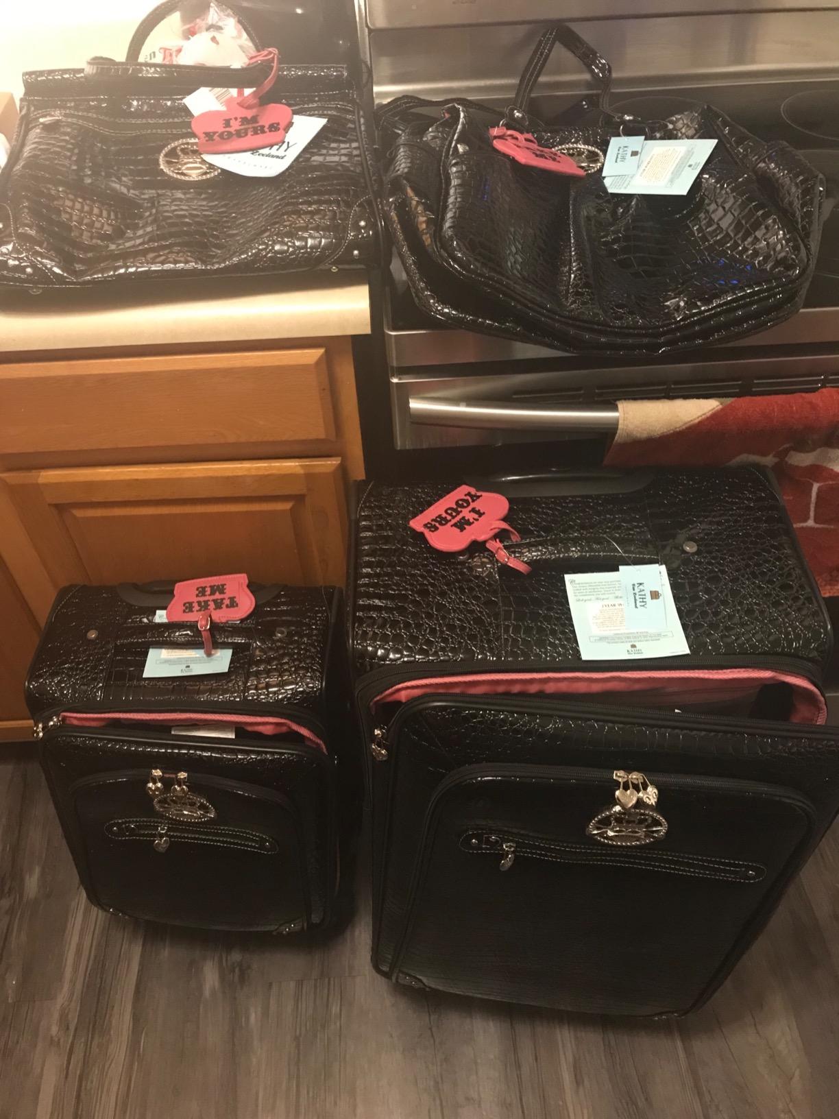 Kathy Van Zeeland Croco PVC Designer Luggage - 4 Piece Softside Expandable Lightweight Spinner Suitcases - Travel Set includes a Dowel and Shopper Bags, 20-Inch Carry On & 28-Inch Suitcase (Burgundy) customer photo 2