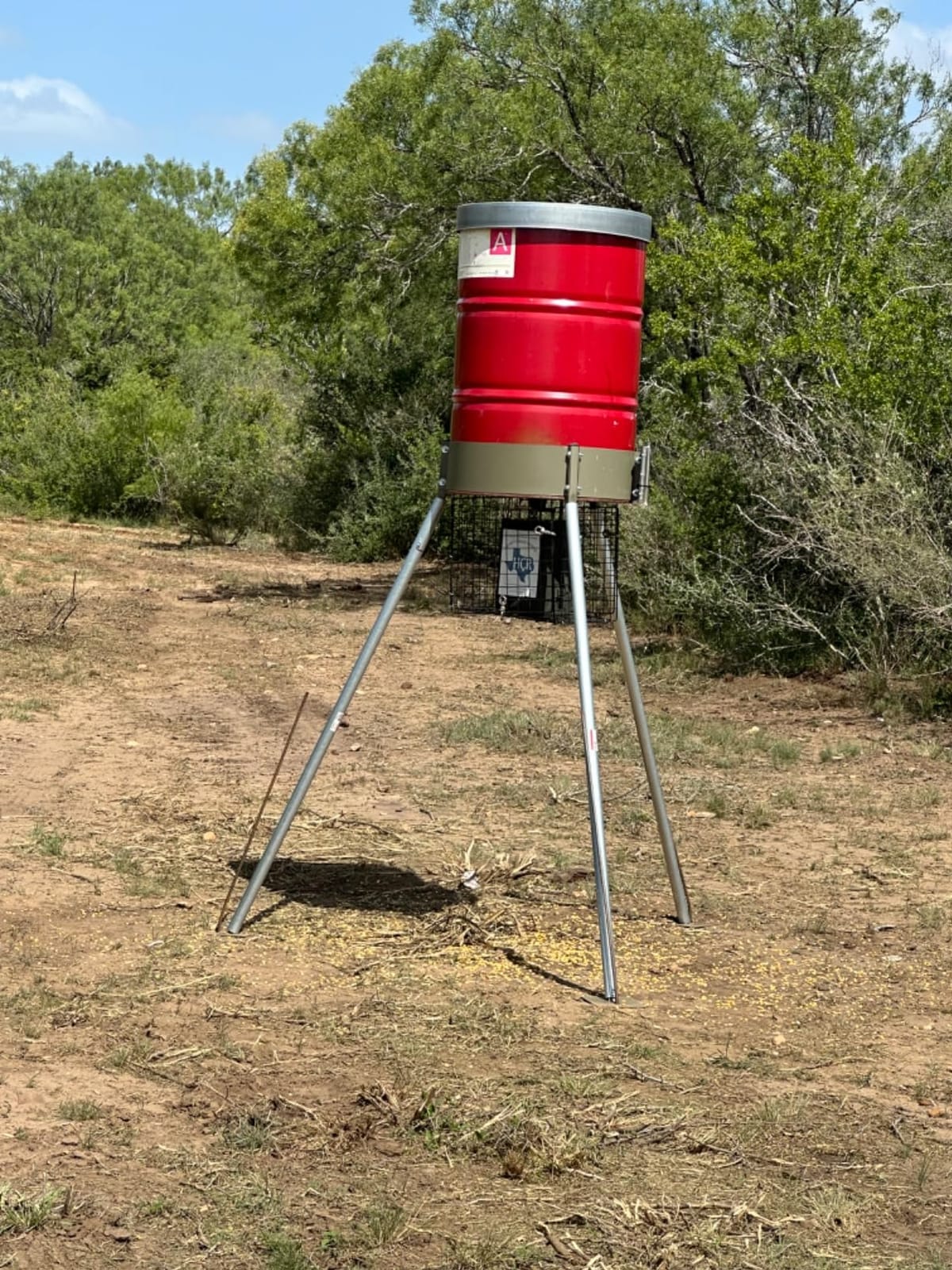 Boss Buck DIY Tripod for 55 Gallon Heavy Duty Drum Deer Feeder, Accessory Part 20 Inch Leg Band Barrel Stand System, Green, Tripod Only customer photo 2