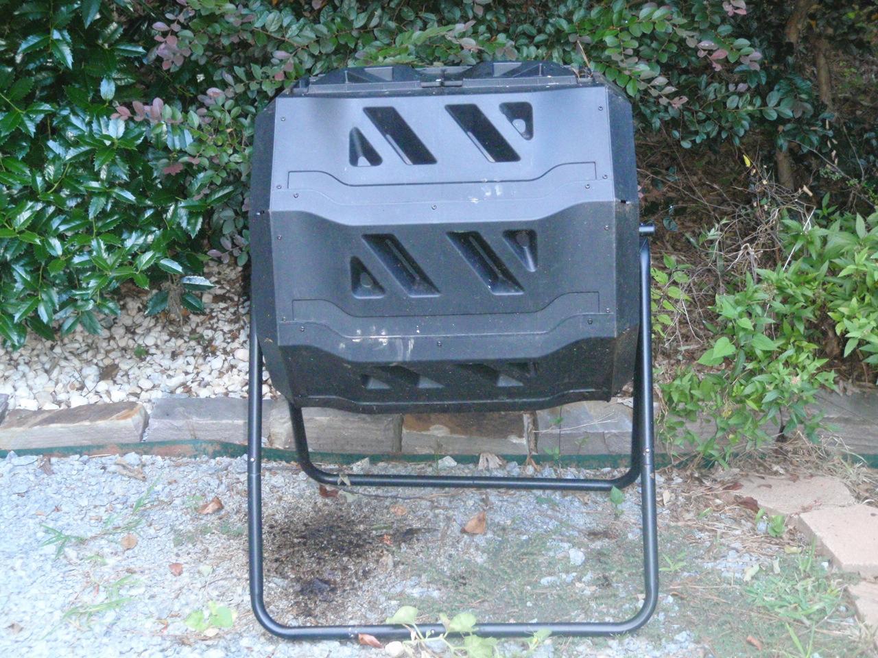MaxWorks Dual Chamber Compost Tumbler, 42 Gallon Capacity with Two 21 Gallon Chambers, Rotating Outdoor Garden Composter with Aeration Vents, Polypropylene Drum and Steel Frame (80699) customer photo 2