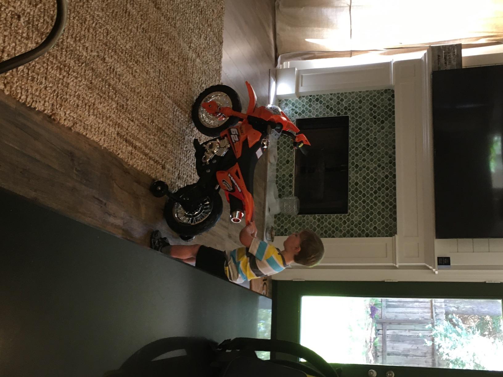 Best Choice Products Kids 6V Ride On Motorcycle w/Treaded Tires, Working Headlights, 2mph Top Speed, Training Wheels, Realistic Sounds, Music, Battery Charger - Green customer photo 1