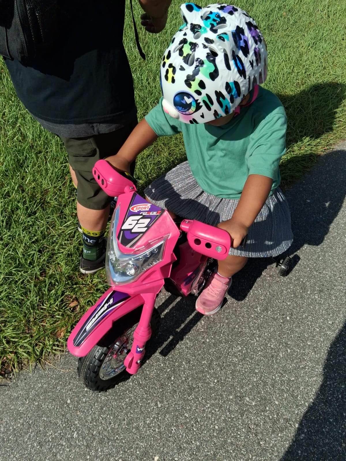 Best Choice Products Kids 6V Ride On Motorcycle w/Treaded Tires, Working Headlights, 2mph Top Speed, Training Wheels, Realistic Sounds, Music, Battery Charger - Green customer photo 2