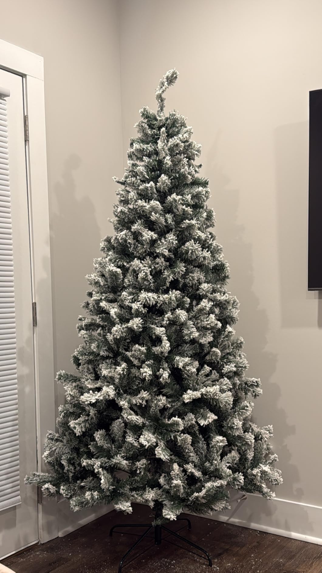 Best Choice Products Artificial Flocked Christmas Tree, 6ft Premium Unlit Pine Holiday Decor w/Full Branches, Metal Stand - Green customer photo 1