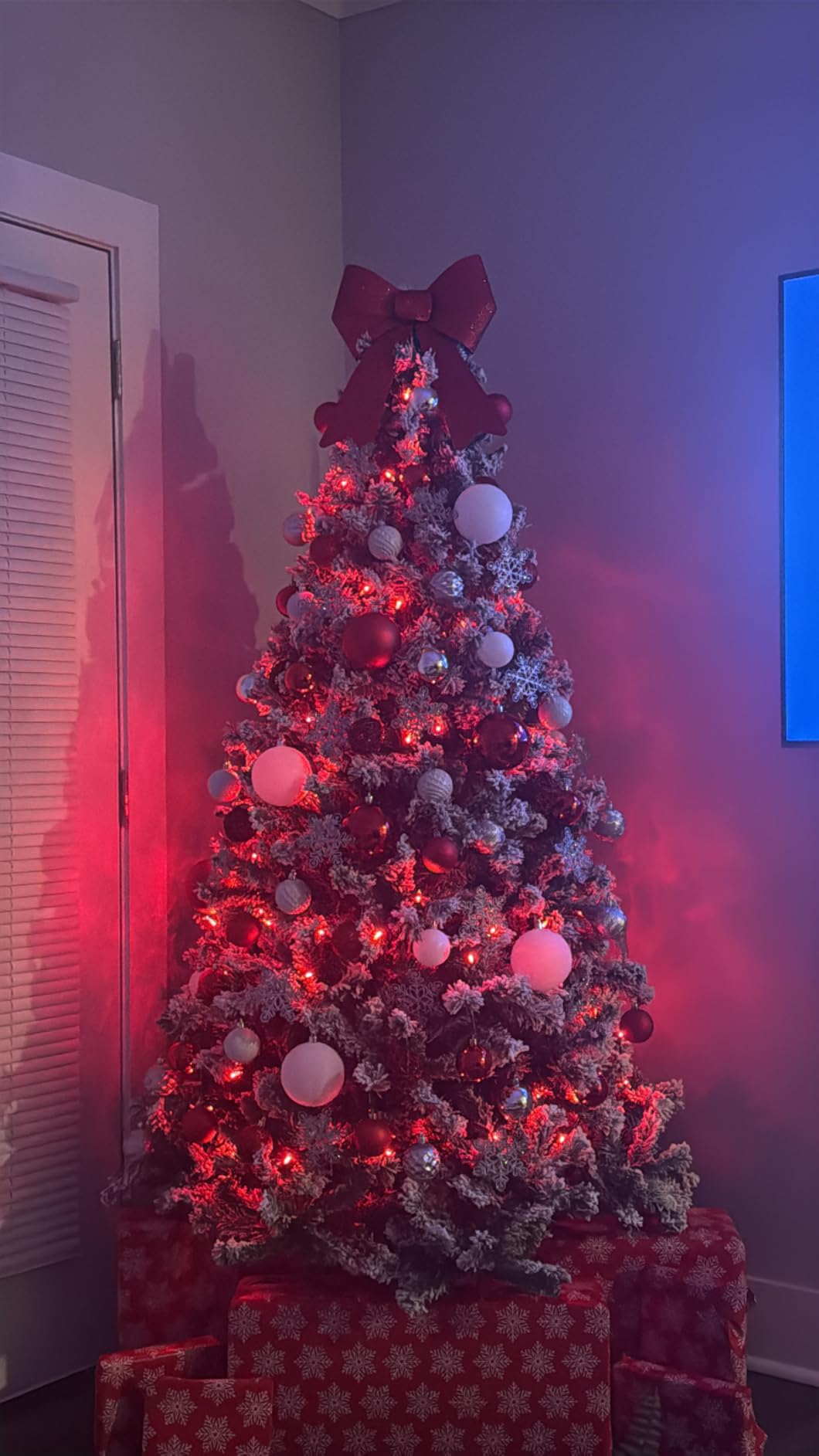 Best Choice Products Artificial Flocked Christmas Tree, 6ft Premium Unlit Pine Holiday Decor w/Full Branches, Metal Stand - Green customer photo 2