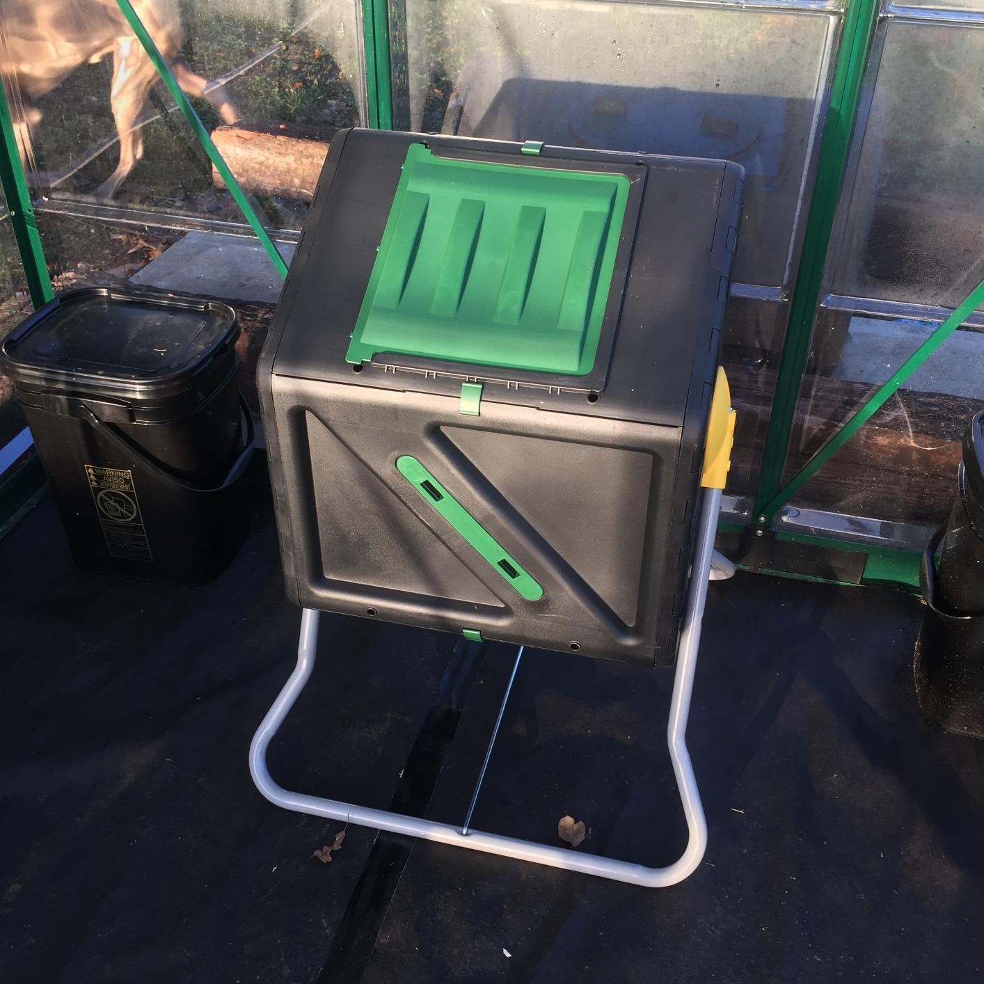 Miracle-Gro Compost Tumbler Single Chamber - Easy-Turn Composter Tumbler Outdoor for Fast Composting - Heavy-Duty Composting Bin with 1 Sliding Door (18.5 Gallon / 70 Liter) customer photo 1