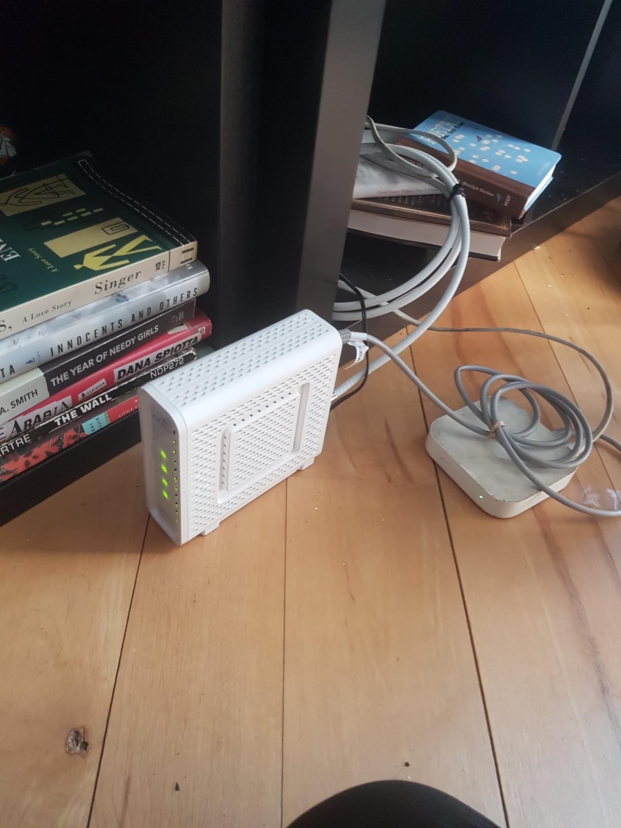 ARRIS SURFboard SB8200 DOCSIS 3.1 Cable Modem | Up to 1 Gbps Plans | Two 1 GbE ports deliver up to 2 Gbps wired aggregate; works with Xfinity, Cox, Spectrum; modem only, router required. customer photo 2