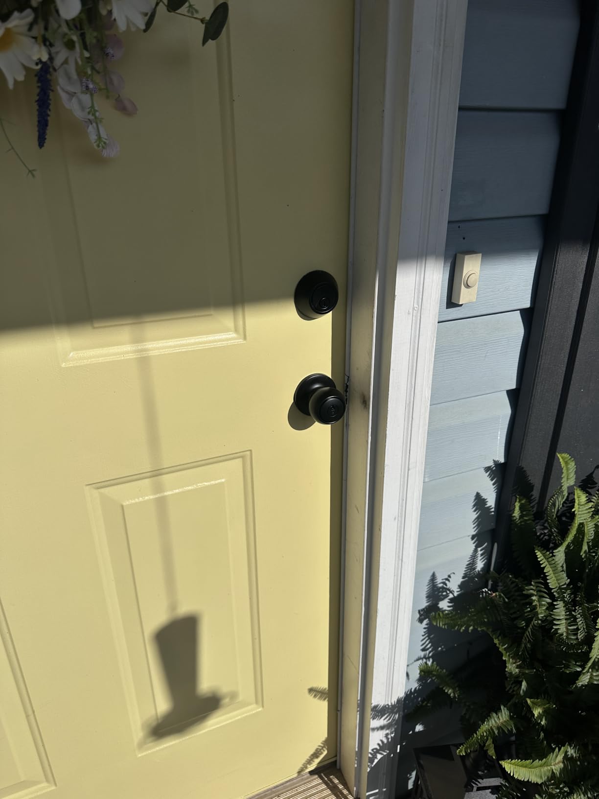 Amazon Basics Exterior Door Knob with Key Lock and Deadbolt, Keyed Alike, Coastal, Matte Black customer photo 1