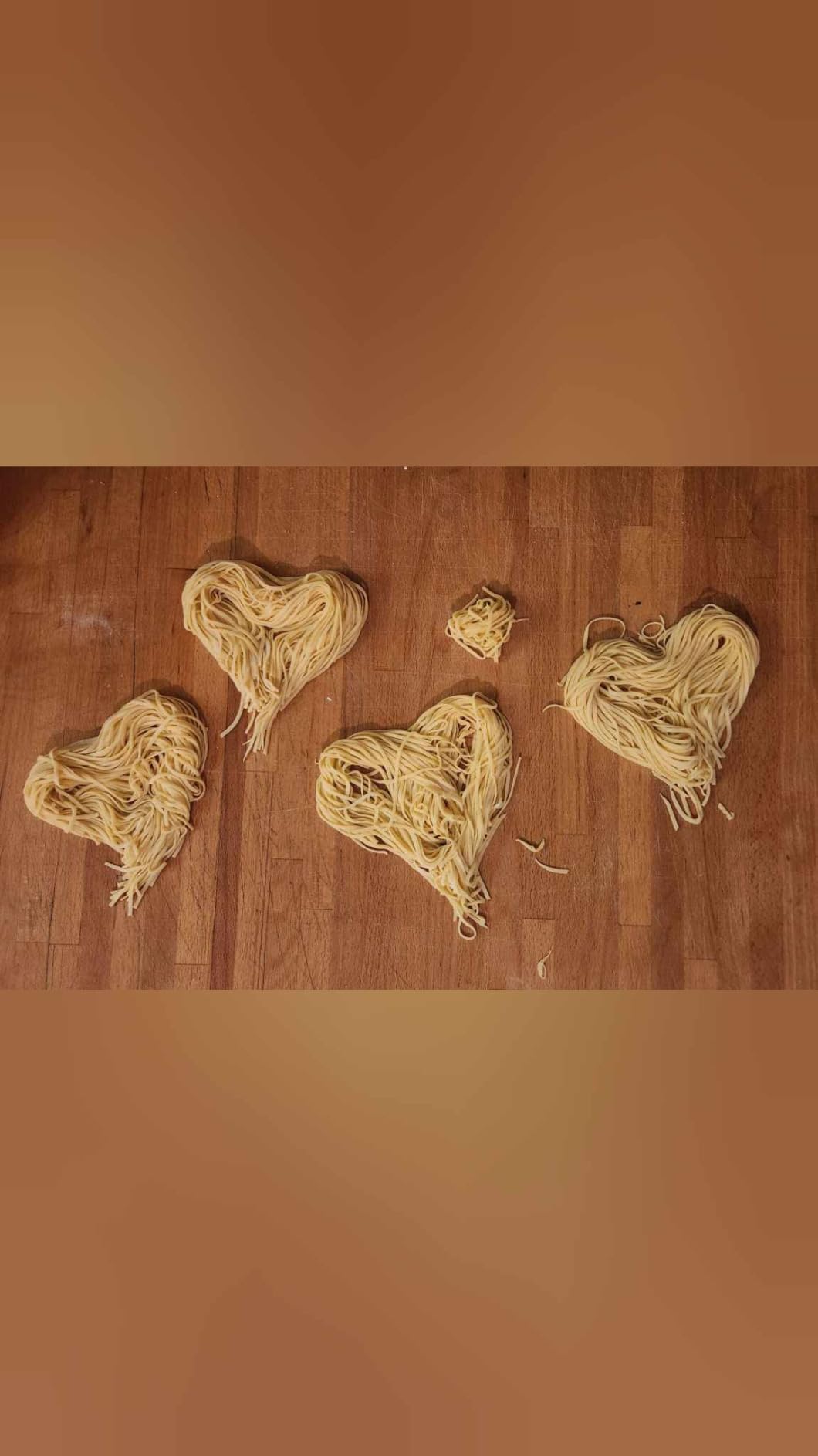 PASTALINDA Classic 200 Pasta Maker Machine, 20 cm Wide Rollers, 9 Thickness Positions, 2 Cutting Positions, Stainless Steel. Includes Reinforced Hand Crank And Two Clamps (Red) customer photo 2