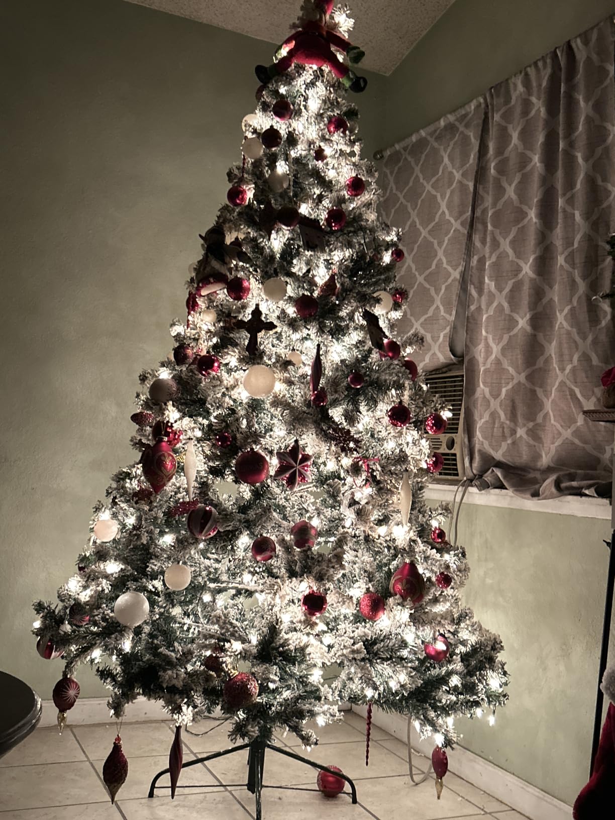 Best Choice Products Pre-Lit Artificial Christmas Tree, 6ft Snow Flocked Design Pine Tree, Full Appearance Snowy w/Easy Assembly, Metal Stand customer photo 2