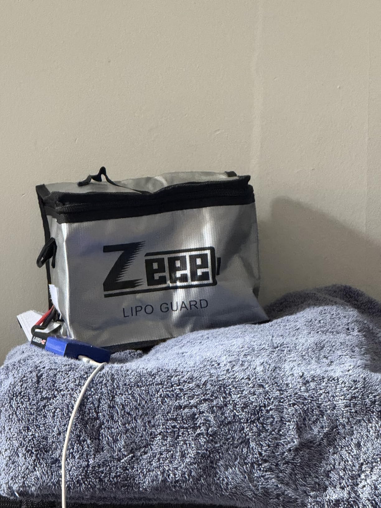 Zeee Fireproof Explosionproof Lipo Bag Battery Storage (8.46 x 6.5 x 5.71in) | Large Capacity Guard Pouch for Lipo Charge & Storage customer photo 1