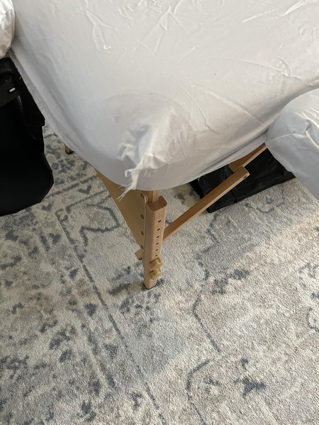 BestMassage Massage Bed Portable Massage Table 24 inch Wide Lash Bed Height Adjustable 2 Folding Spa Table with Towel Hanger Oil Pouch Half Bolster Round Bolster Non-Woven Bag customer photo 1