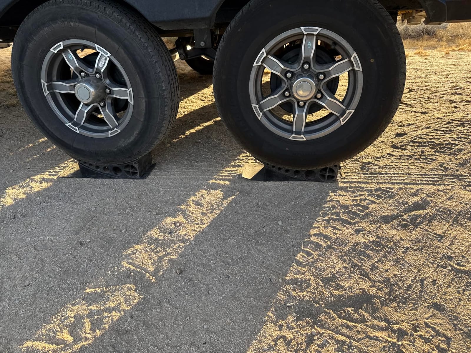 Beech Lane Camper Leveler 2 Pack with Carrying Bag - Precise Camper Leveling, Includes Two Curved Levelers, Two Chocks, Two Rubber Grip Mats, and A Carrying Bag, Patented customer photo 1