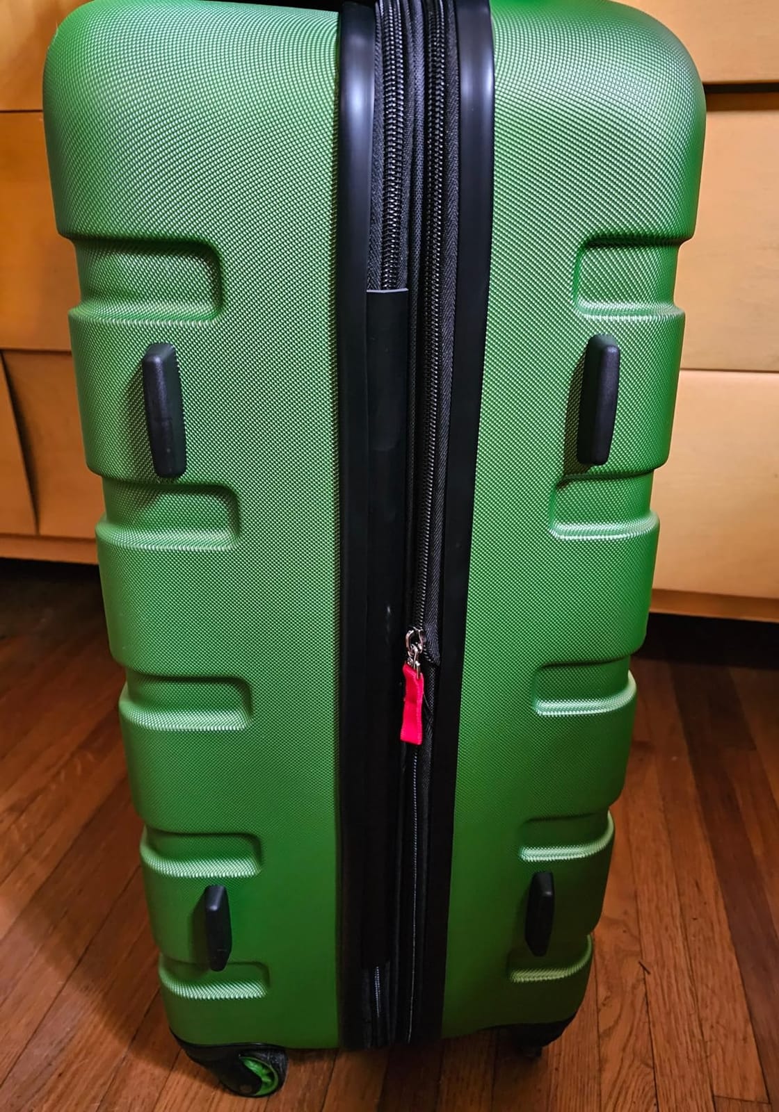 SwissGear 7366 Signature Hardside Expandable Luggage with Spinner Wheels, TSA Lock, Cup-Holder, Black, 3-Piece Set (19/23/27) customer photo 2